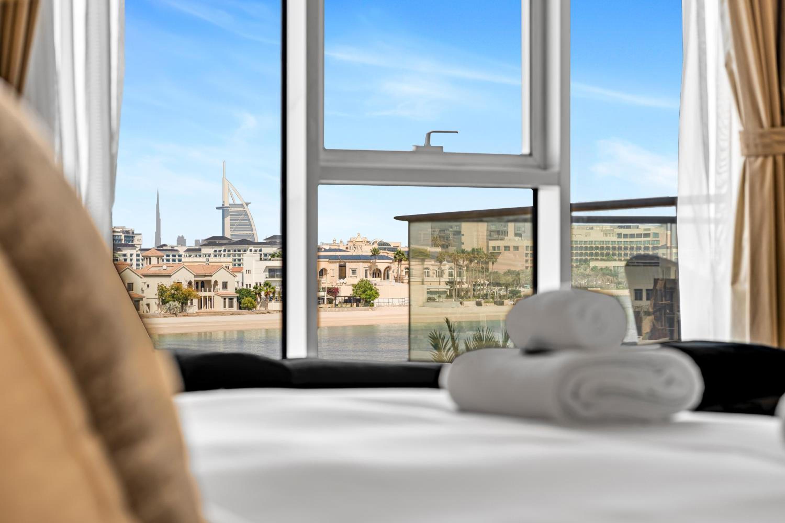 Burj Alarab & Atlantis Palm Sea view, Beachfront, peaceful 3 Bedroom Apartment TIARA Residence with Pool, fast Wifi