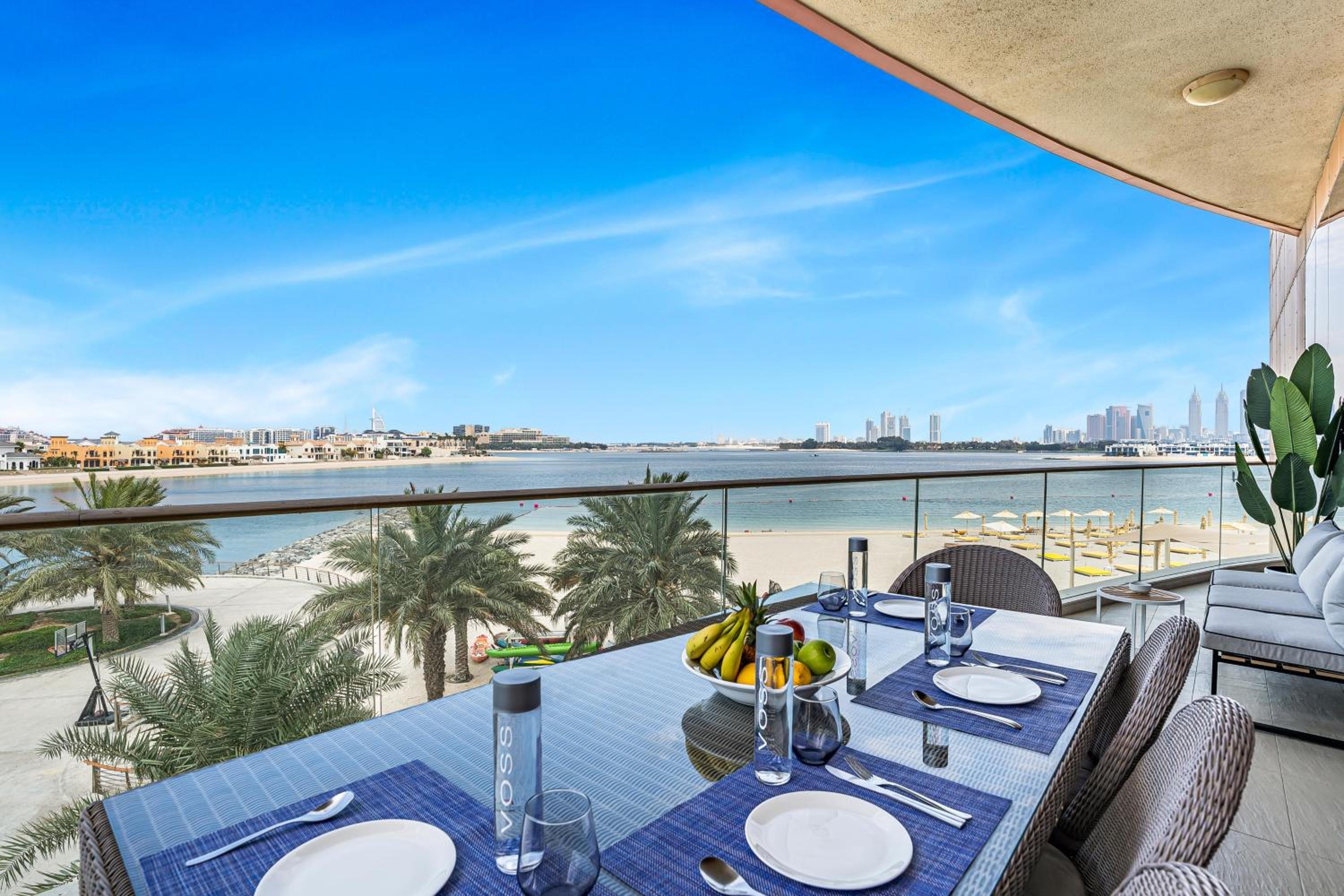 Burj Alarab & Atlantis Palm Sea view, Beachfront, peaceful 3 Bedroom Apartment TIARA Residence with Pool, fast Wifi