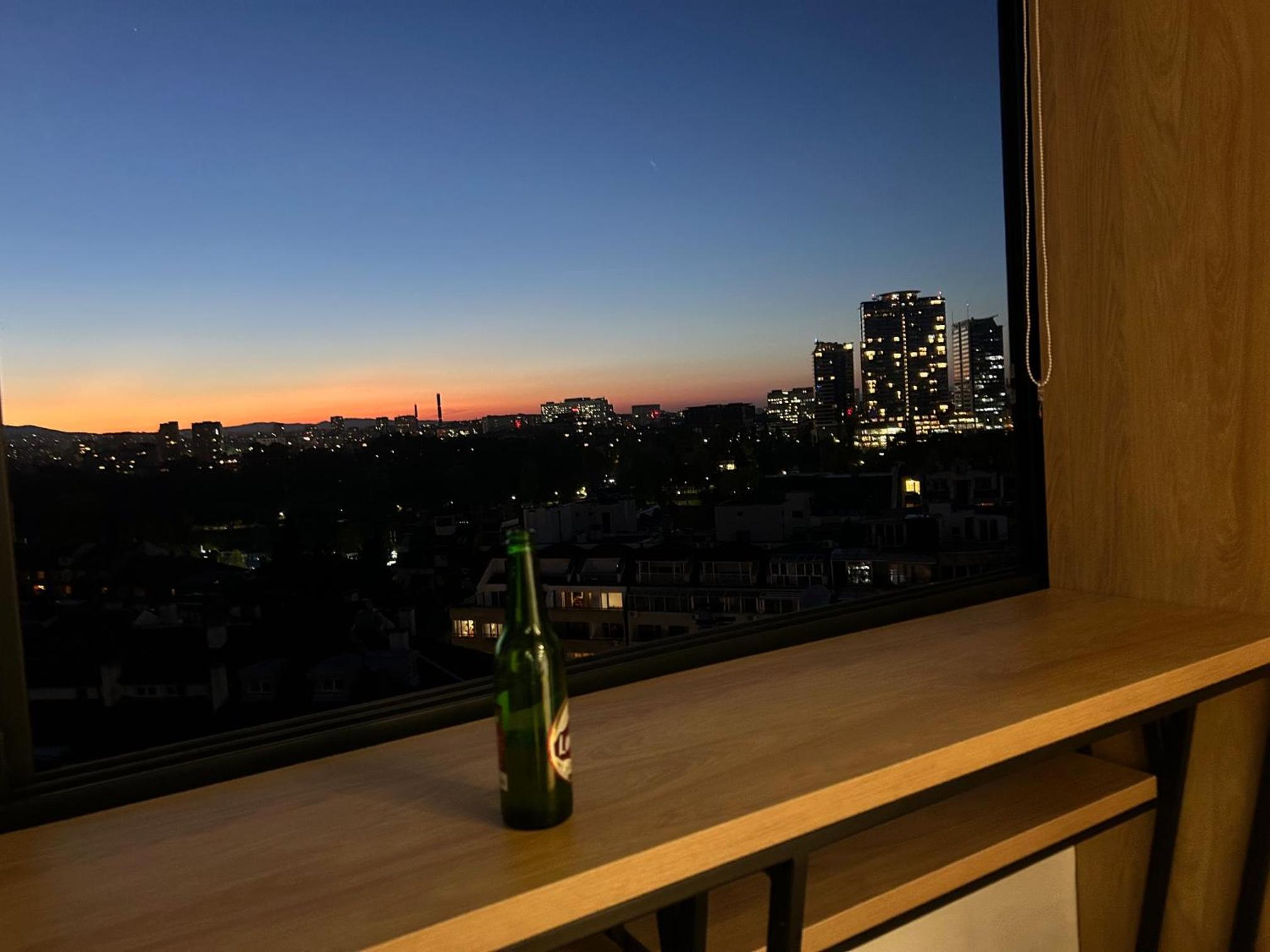 Blue Iris, 2BR, Stunning Views, Jacuzzi and Workspace