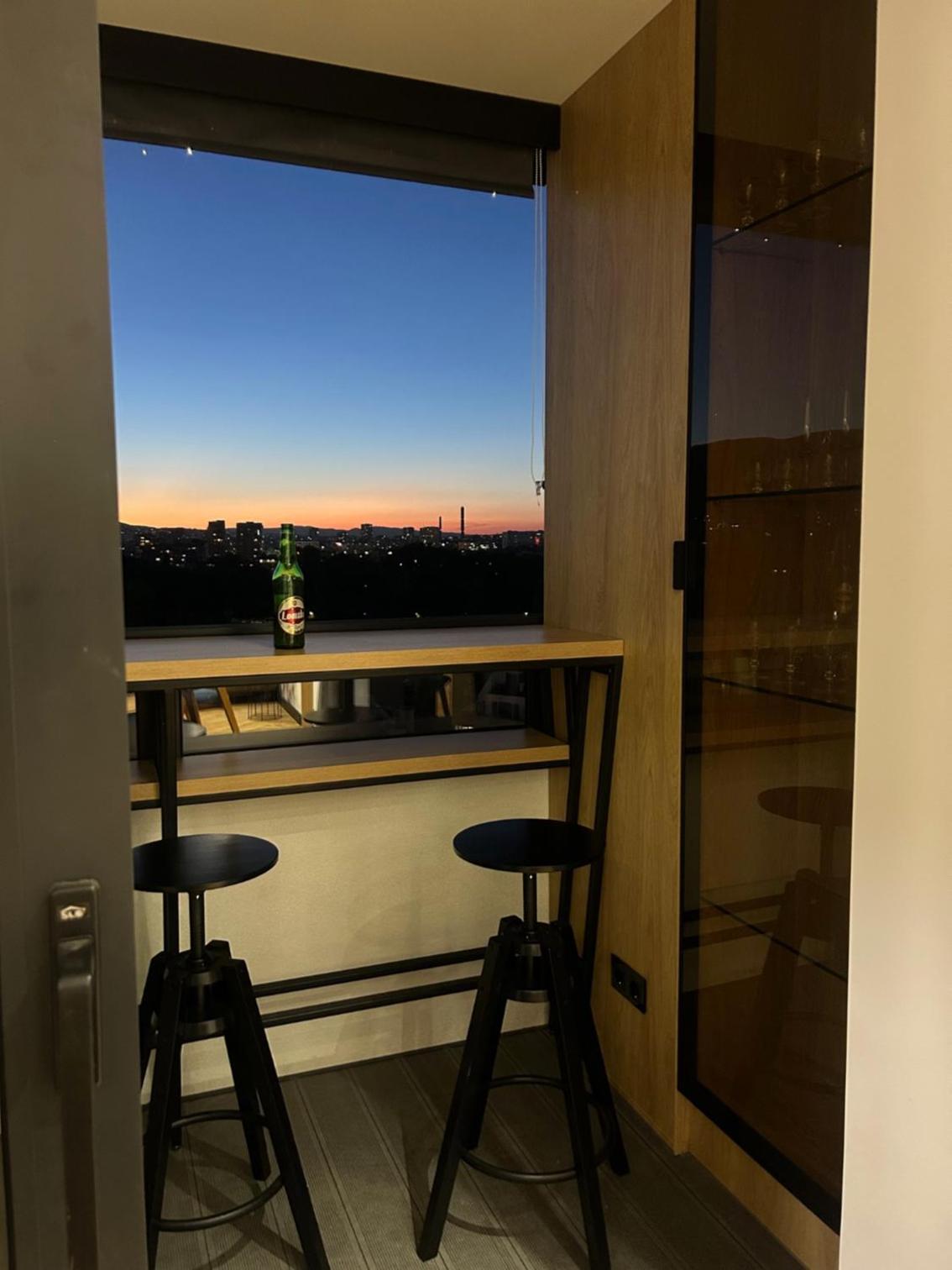Blue Iris, 2BR, Stunning Views, Jacuzzi and Workspace