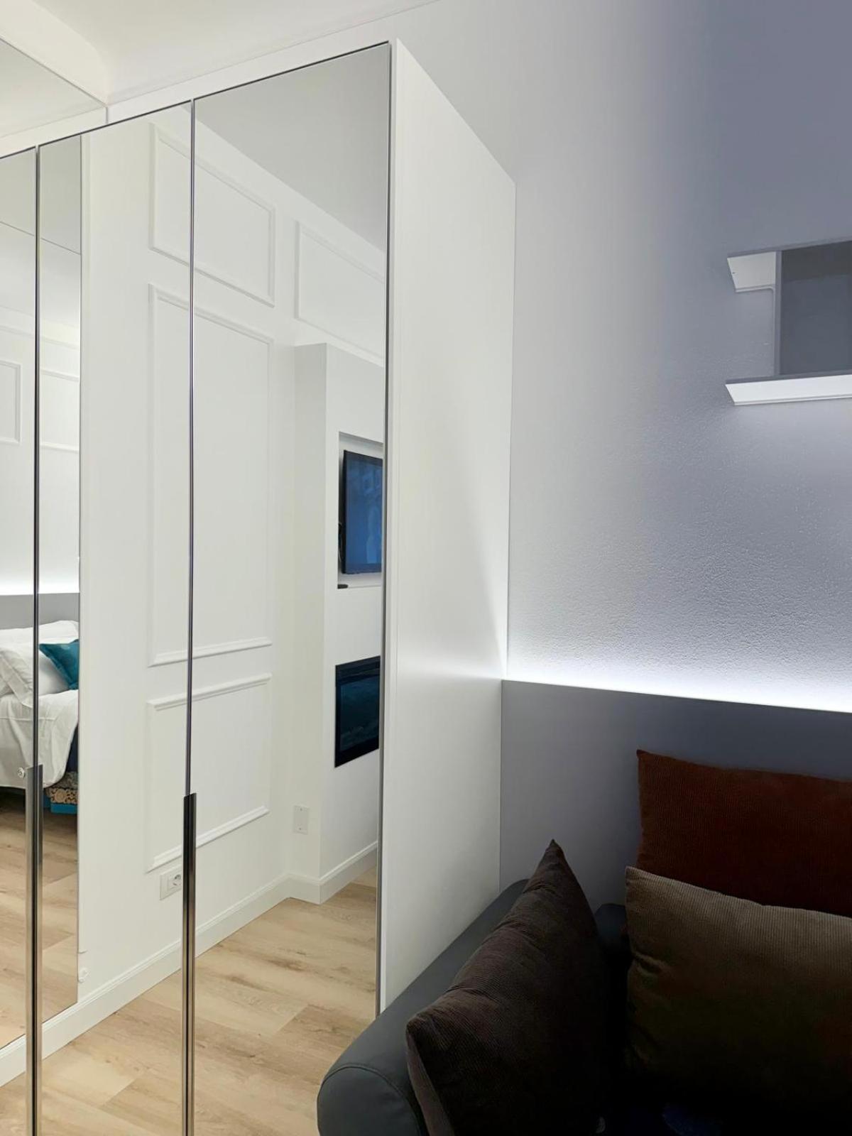 Casa Estia - MiCo, Fiera Milano, CityLife, San Siro, Metro 2 min - Refined Historic Apartment
