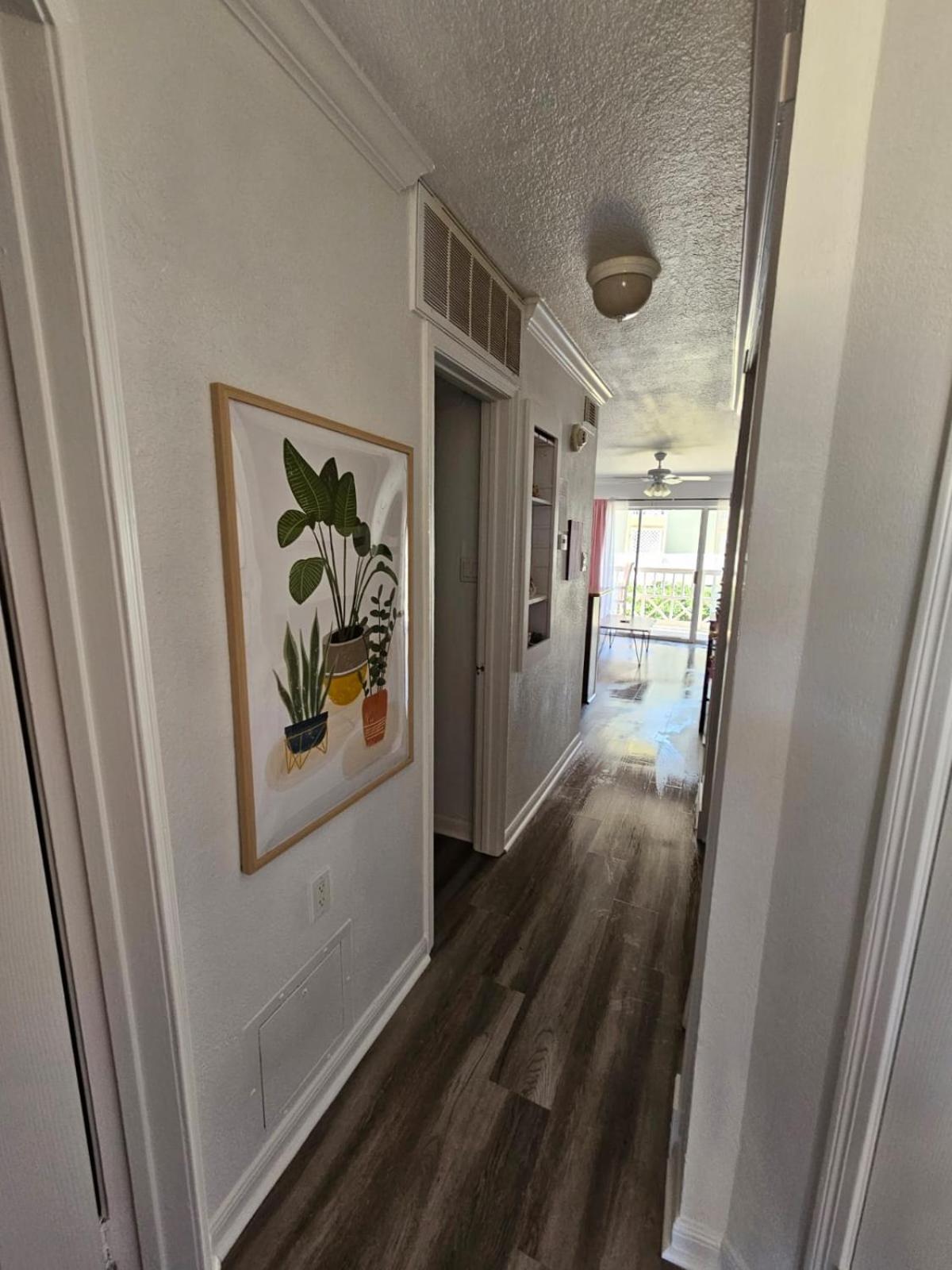 Ocean & Pool View - Hot Tubs - 2 Pools - Gym - Tennis ct - on seawall - Shoreline Stays 08