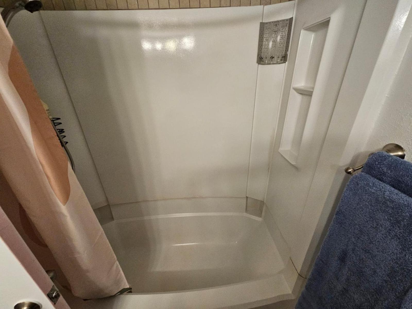 Ocean & Pool View - Hot Tubs - 2 Pools - Gym - Tennis ct - on seawall - Shoreline Stays 08