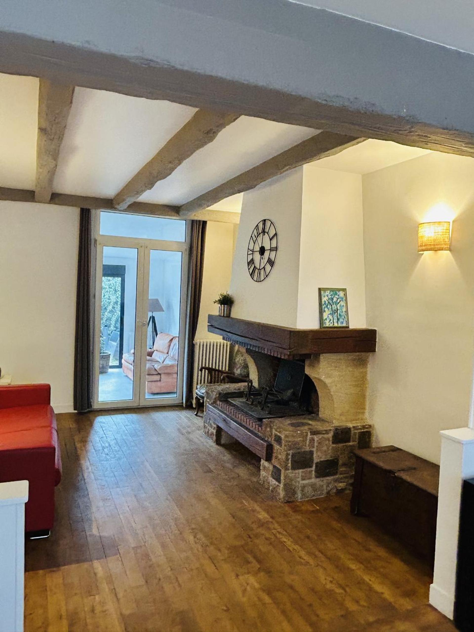 Grand Paris Cozy Stay Private Studios and Apartment Quick Access to Paris