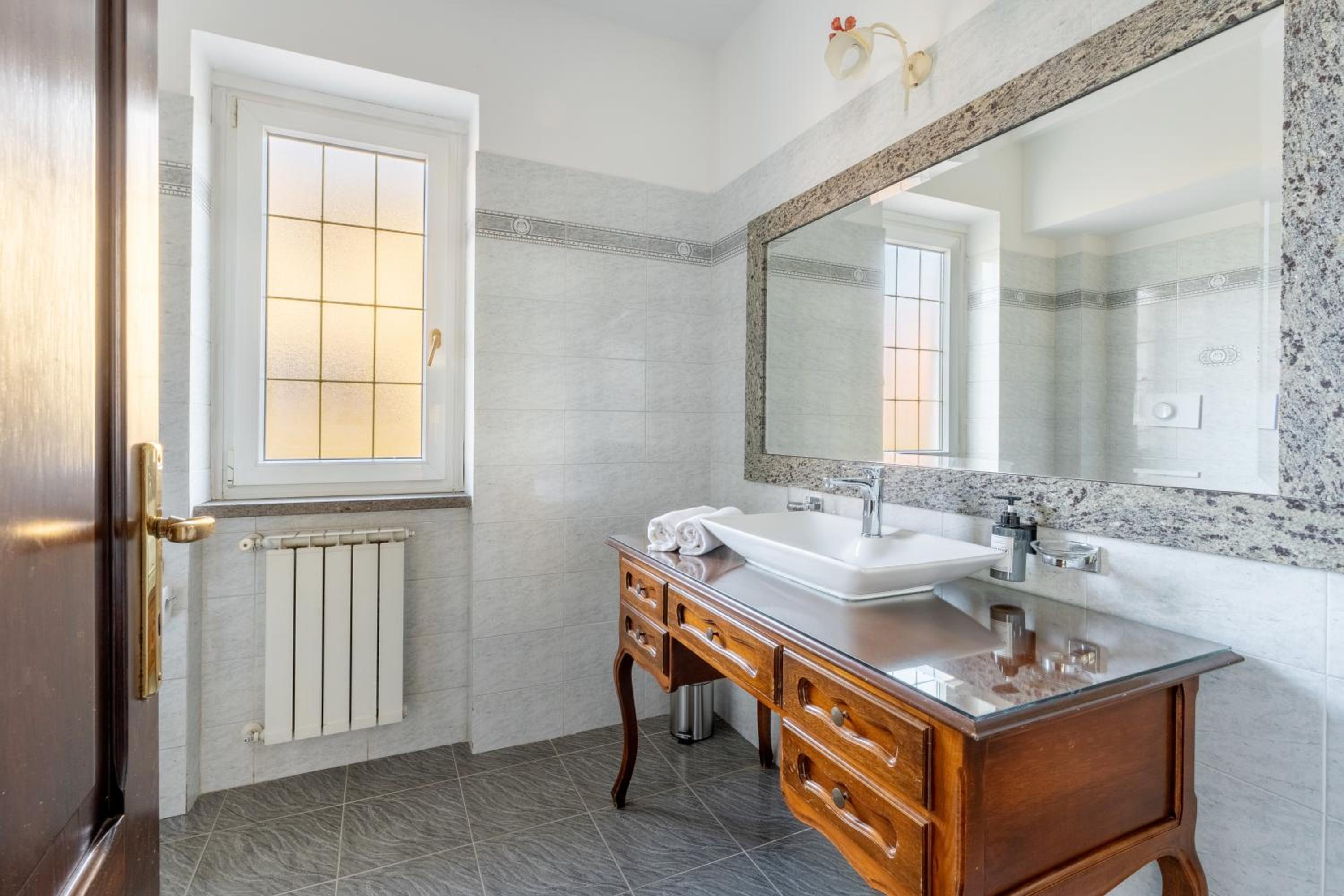 Miu' B&B , Ciampino , Villa con Piscina e Parcheggio Privato