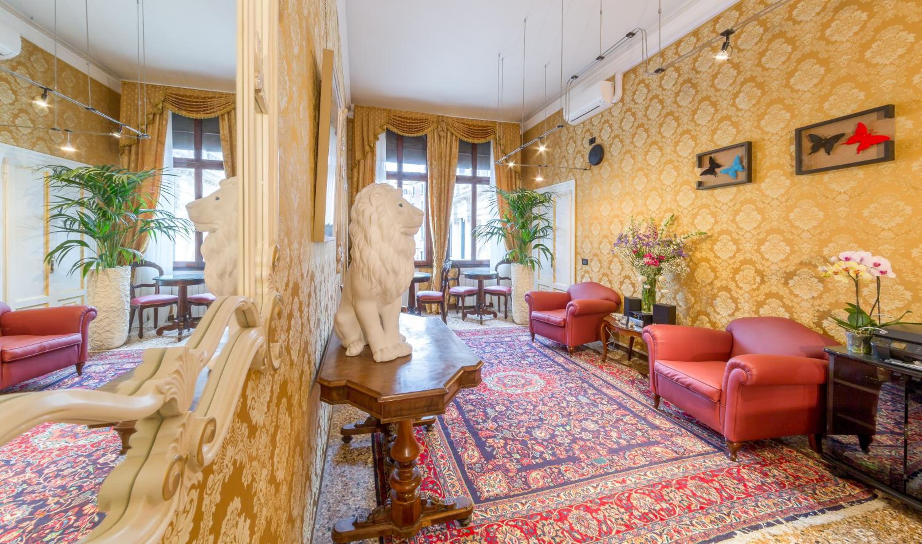 Friendly Venice Suites