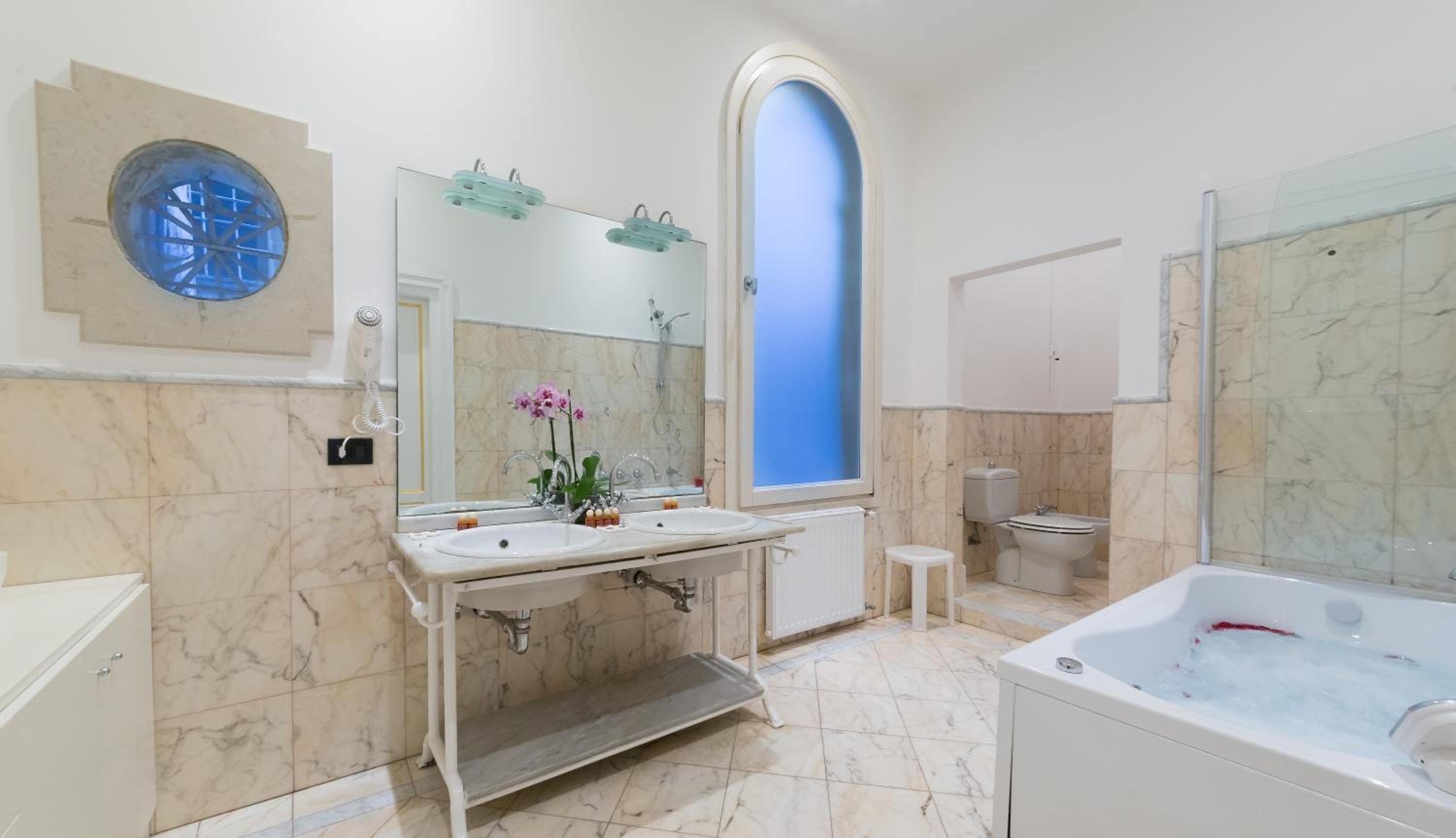 Friendly Venice Suites
