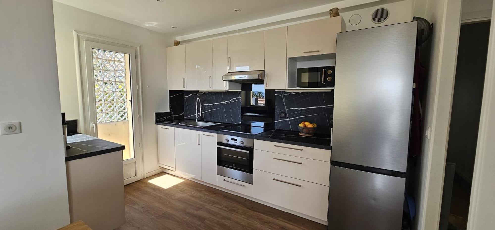 Cannes Sea View, by Beach, Private Room in Shared 3-Bedroom Apartment, Private Bathroom & Balcony,, Chambre avec salle de bain privative & balcon, chez l'h