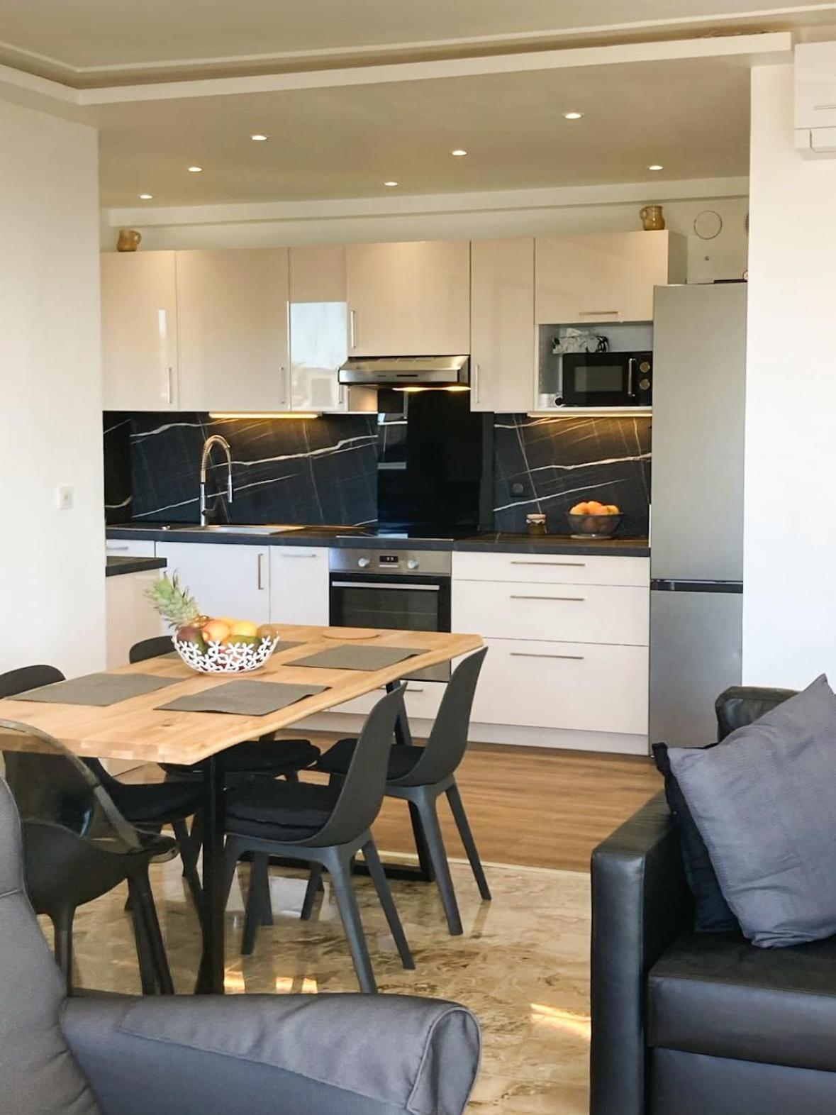 Cannes Sea View, by Beach, Private Room in Shared 3-Bedroom Apartment, Private Bathroom & Balcony,, Chambre avec salle de bain privative & balcon, chez l'h
