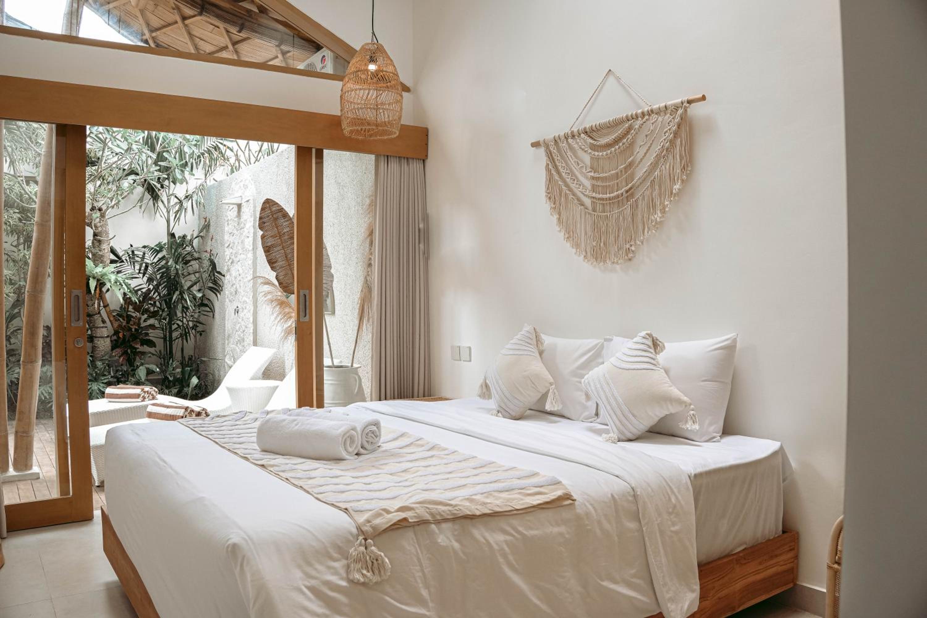 The Pearl of Canggu - 3BR Villa in Kerobokan