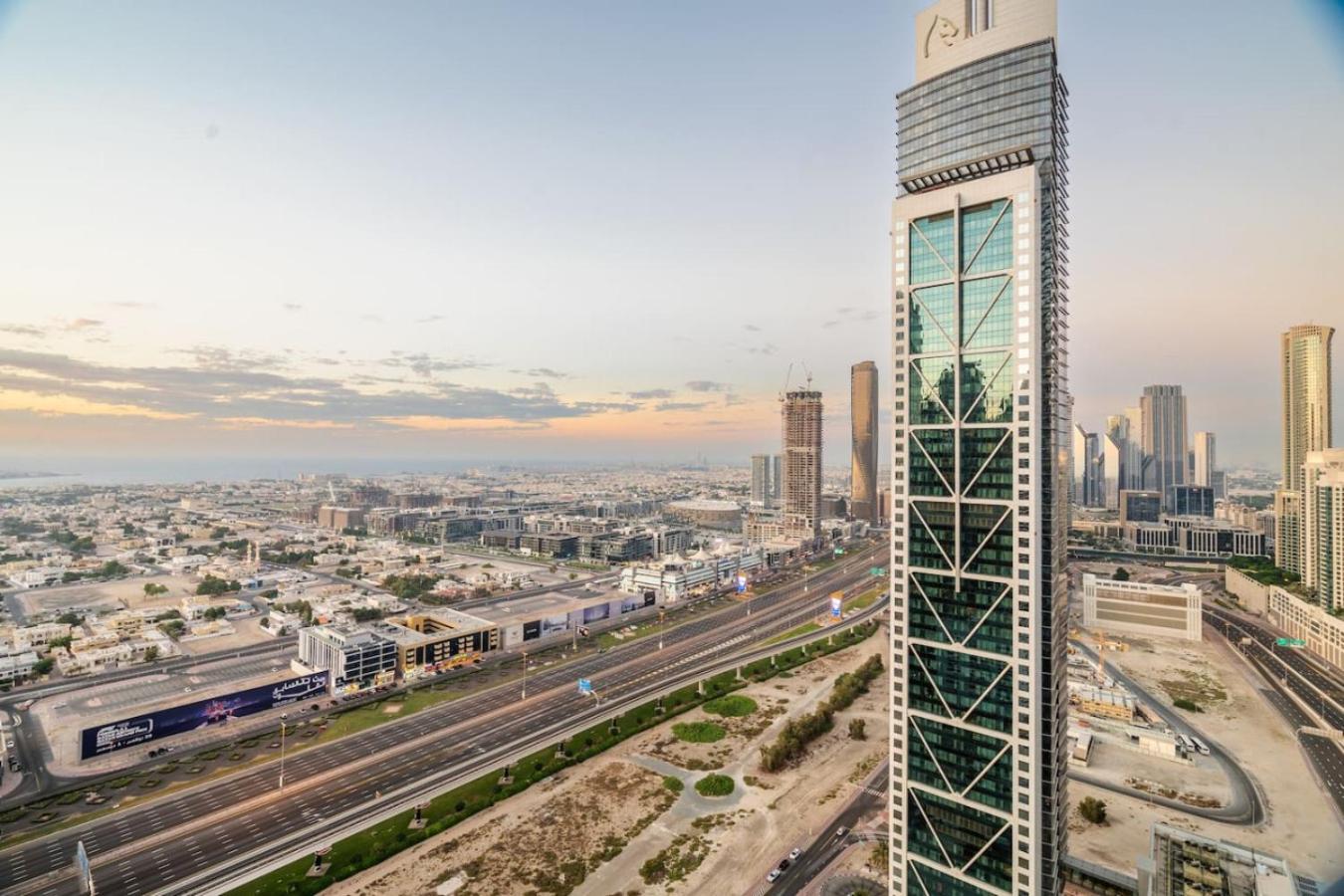 5 Star Rooftop Infinity Pool with Burj Khalifa Views