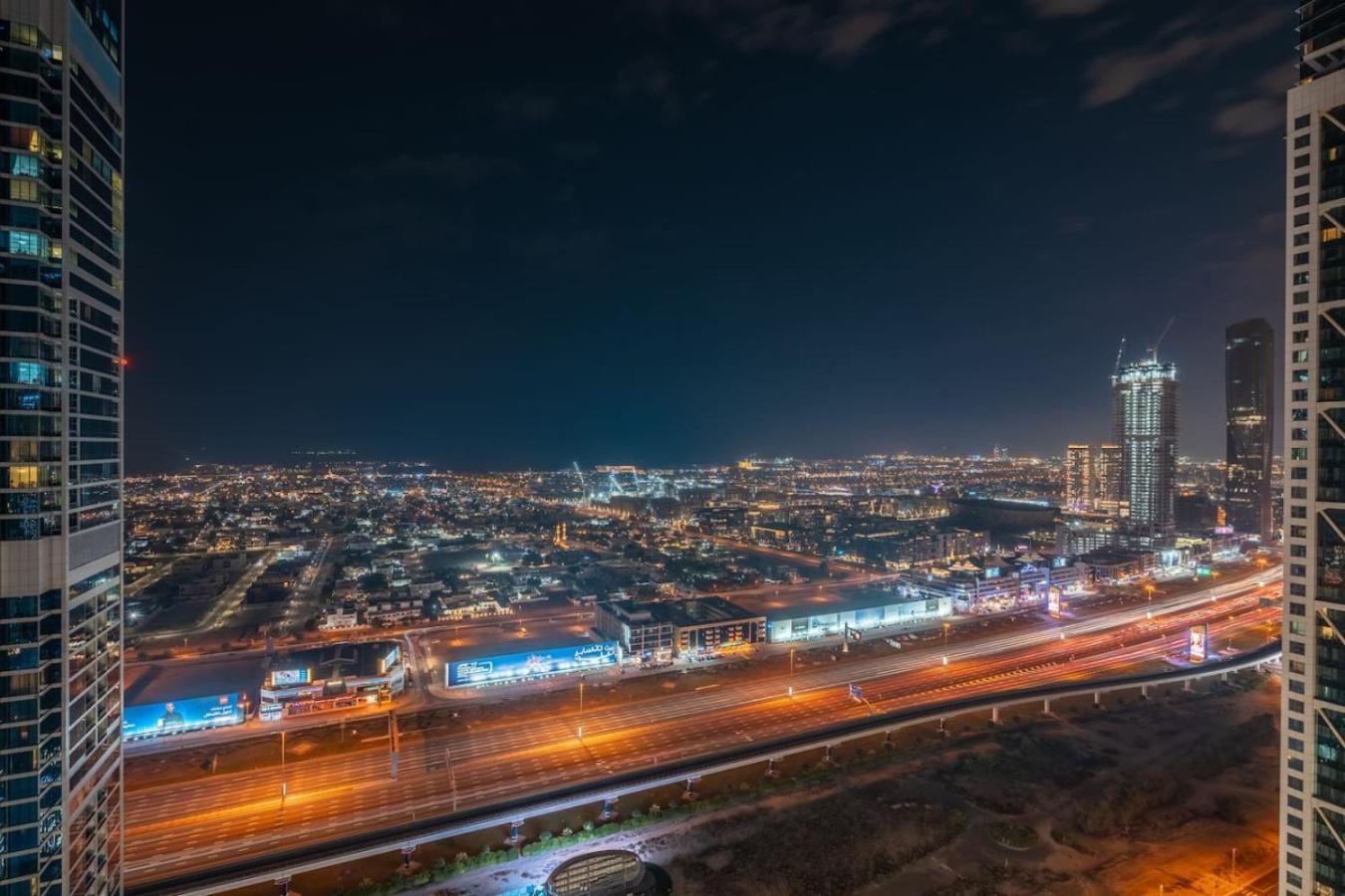 5 Star Rooftop Infinity Pool with Burj Khalifa Views