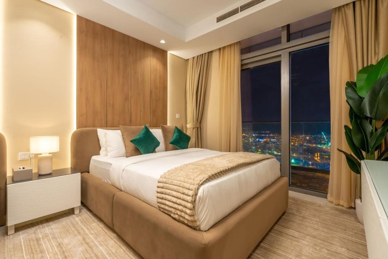 5 Star Rooftop Infinity Pool with Burj Khalifa Views