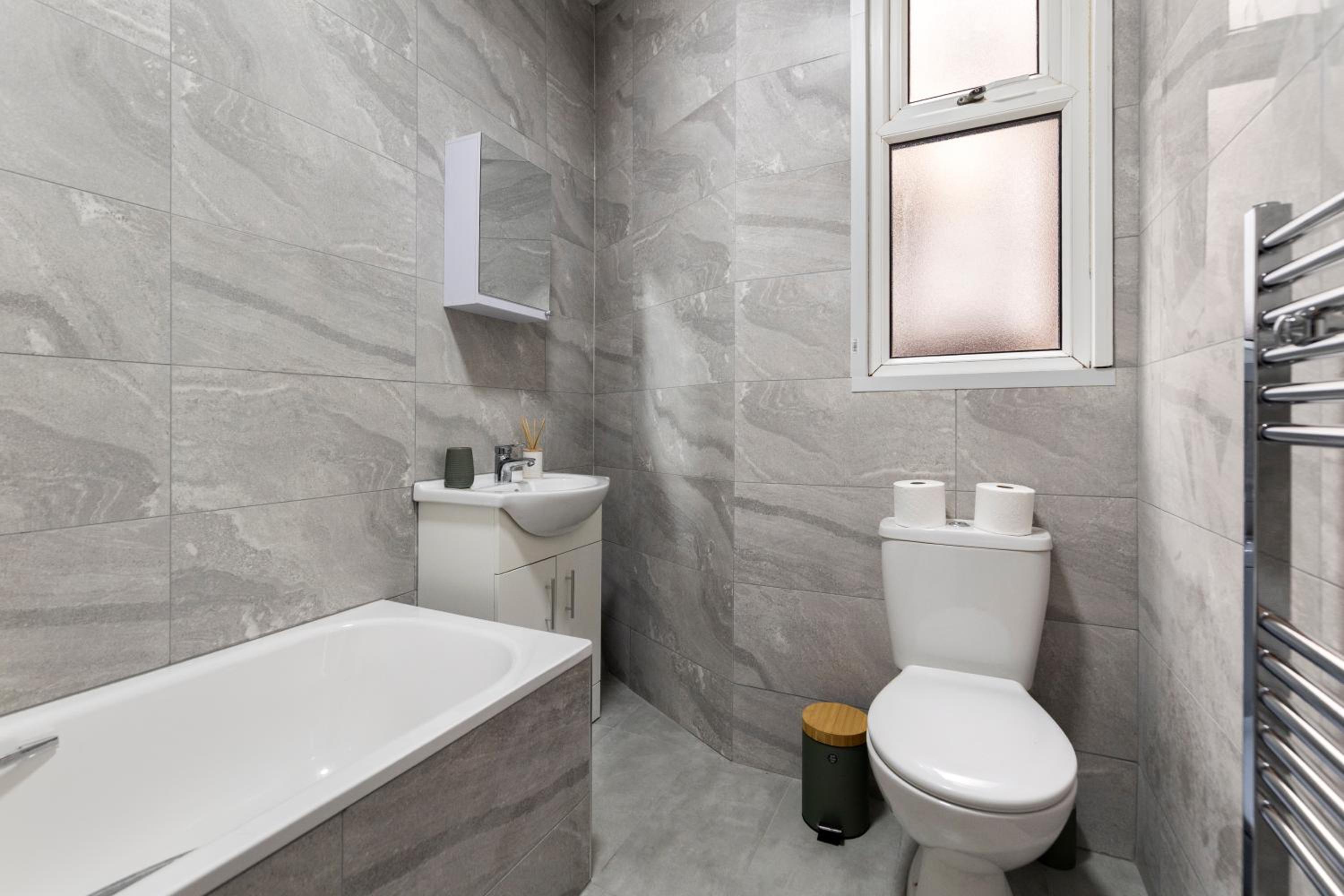 Bright & Spacious London Flat - Sleeps 9