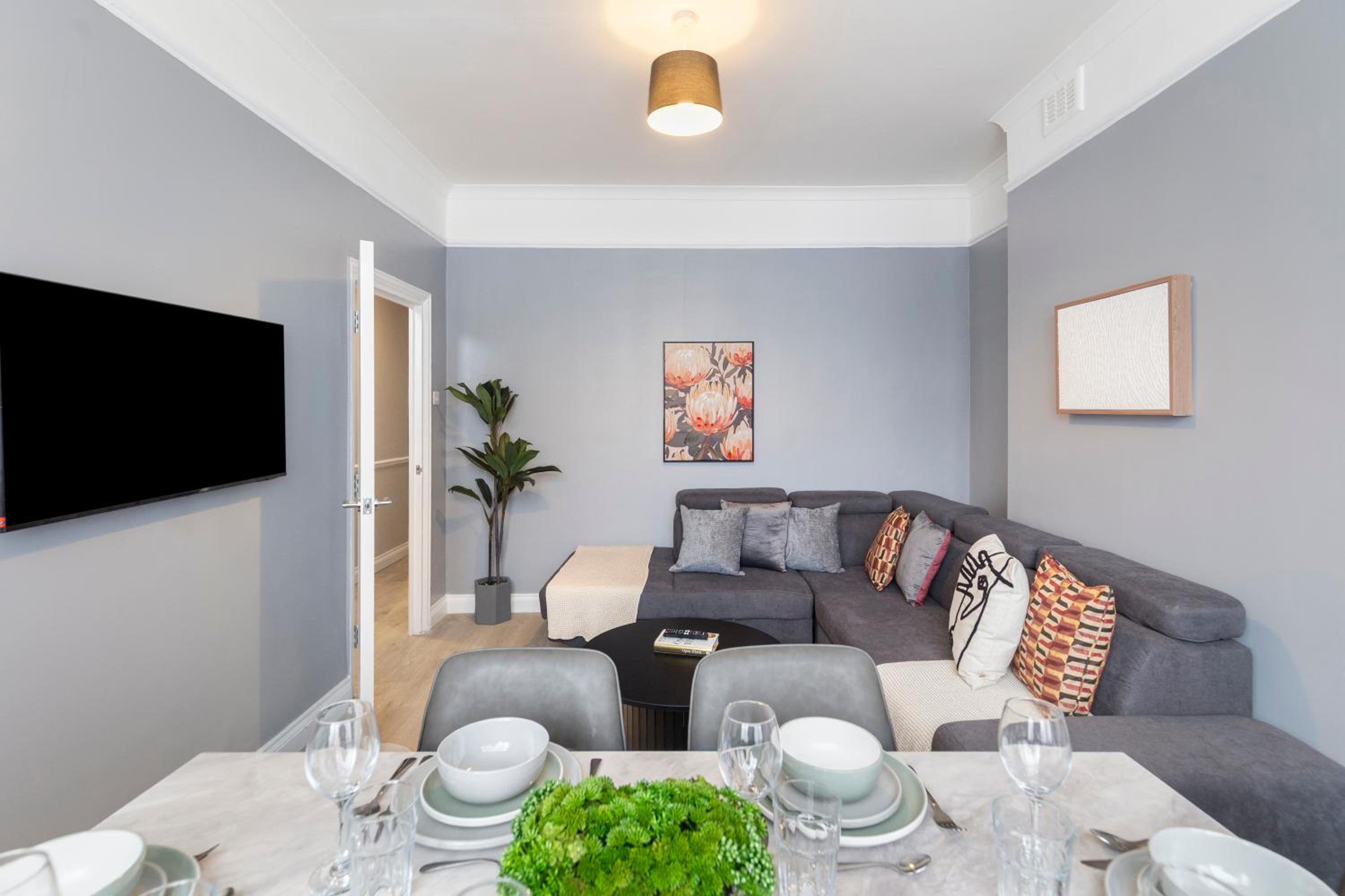 Bright & Spacious London Flat - Sleeps 9