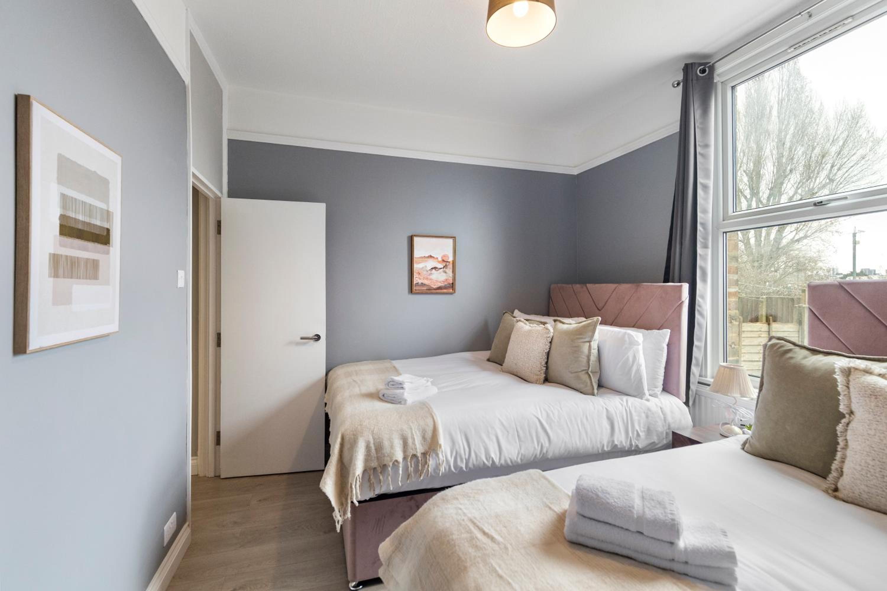 Bright & Spacious London Flat - Sleeps 9