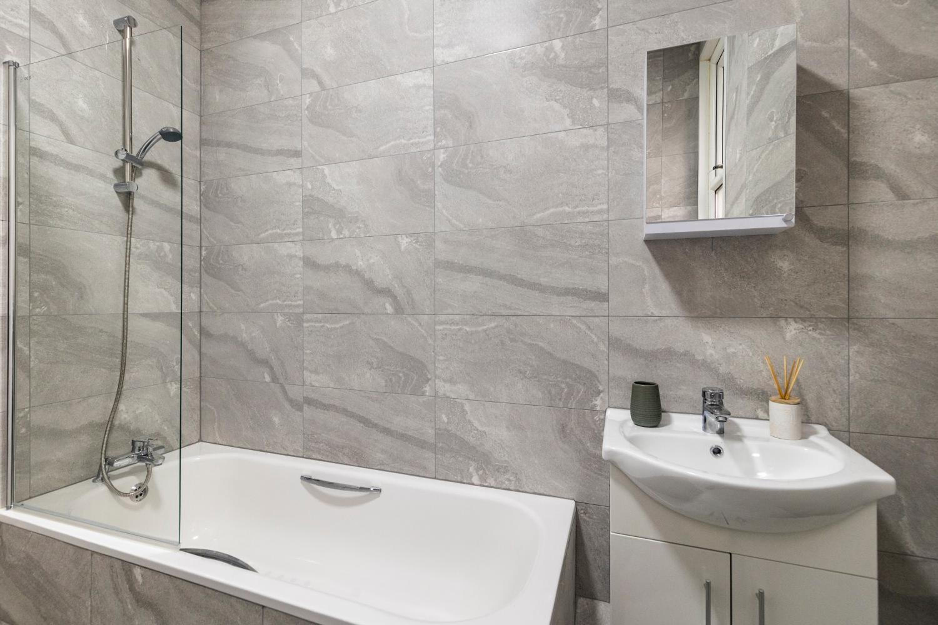 Bright & Spacious London Flat - Sleeps 9