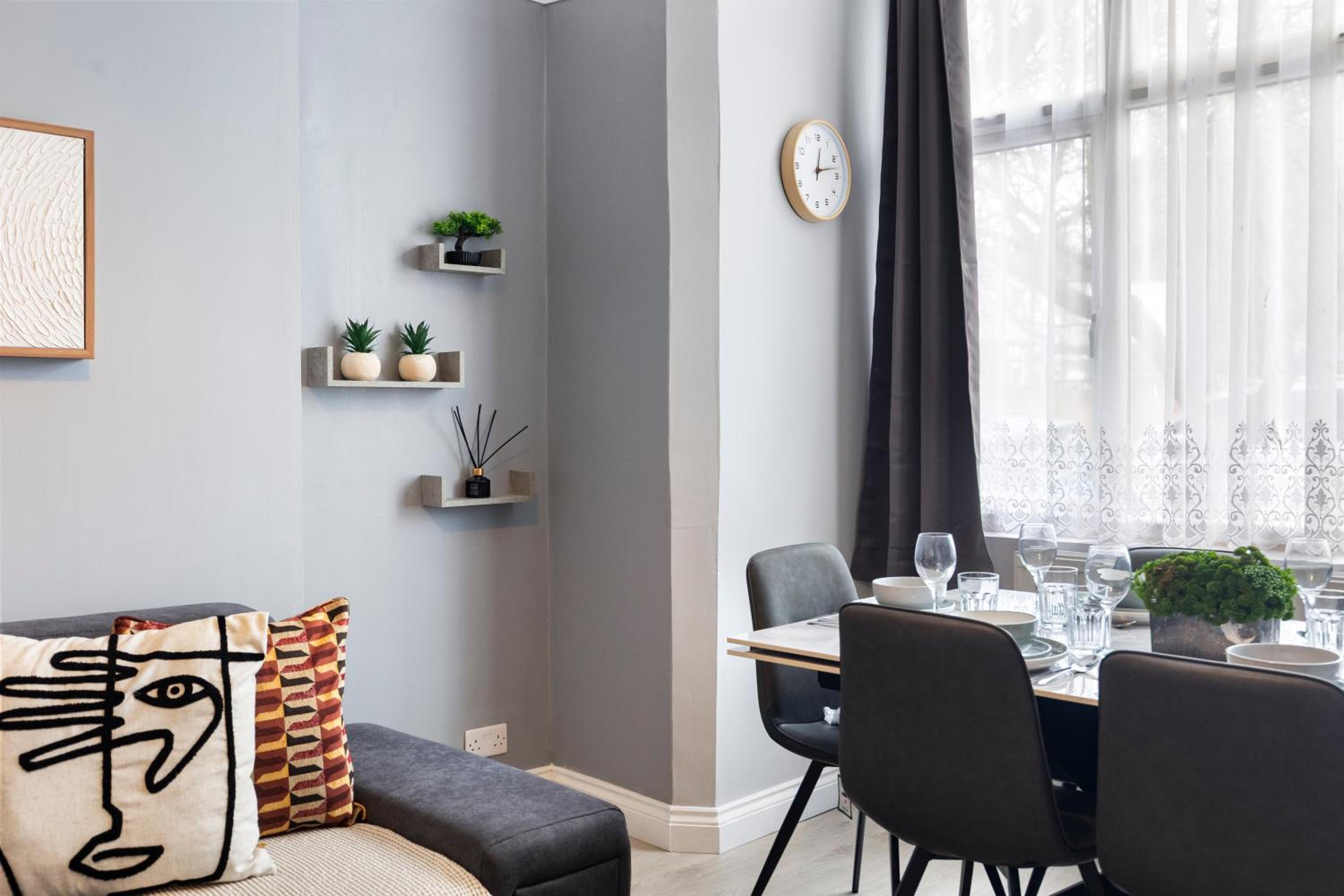 Bright & Spacious London Flat - Sleeps 9