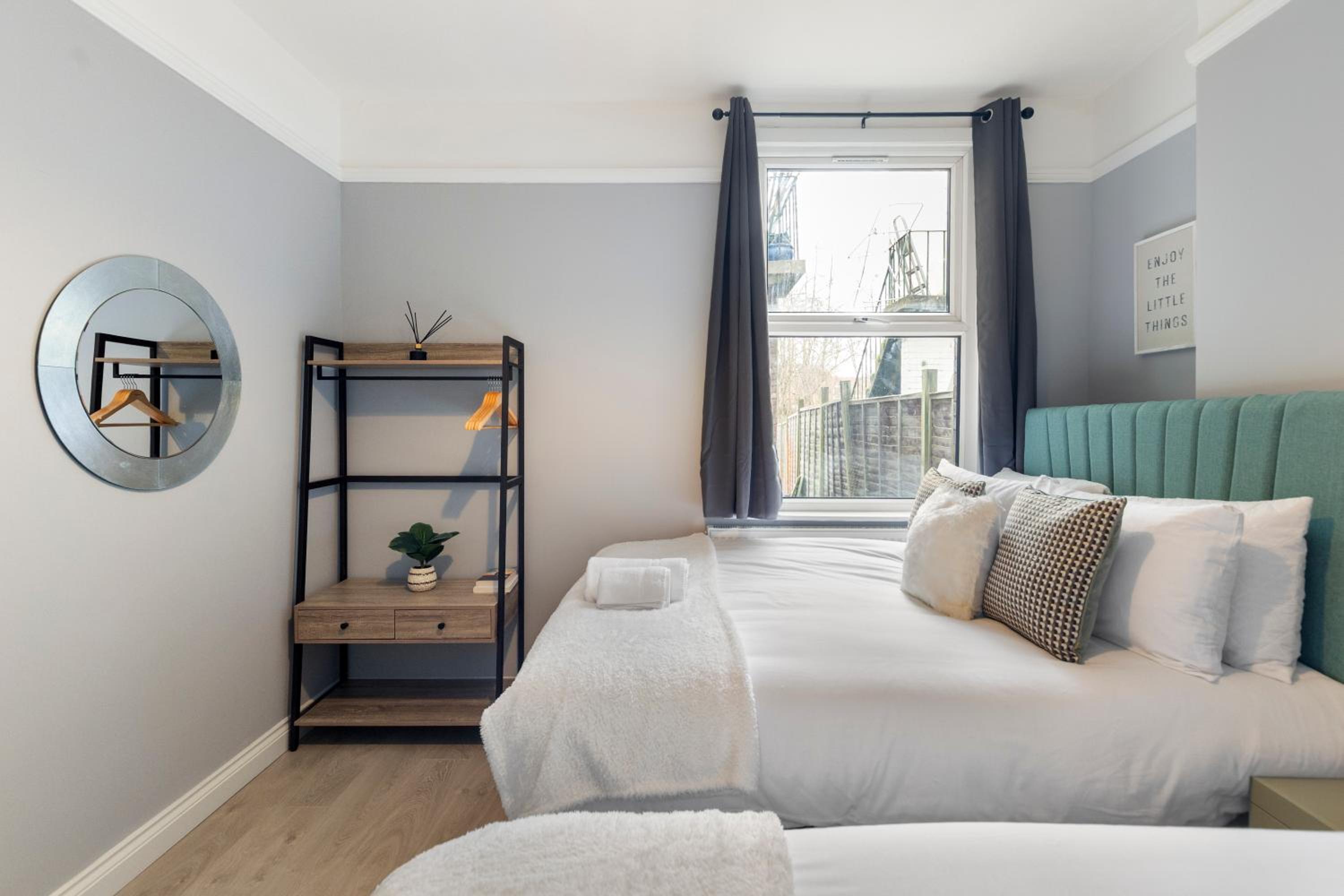 Bright & Spacious London Flat - Sleeps 9