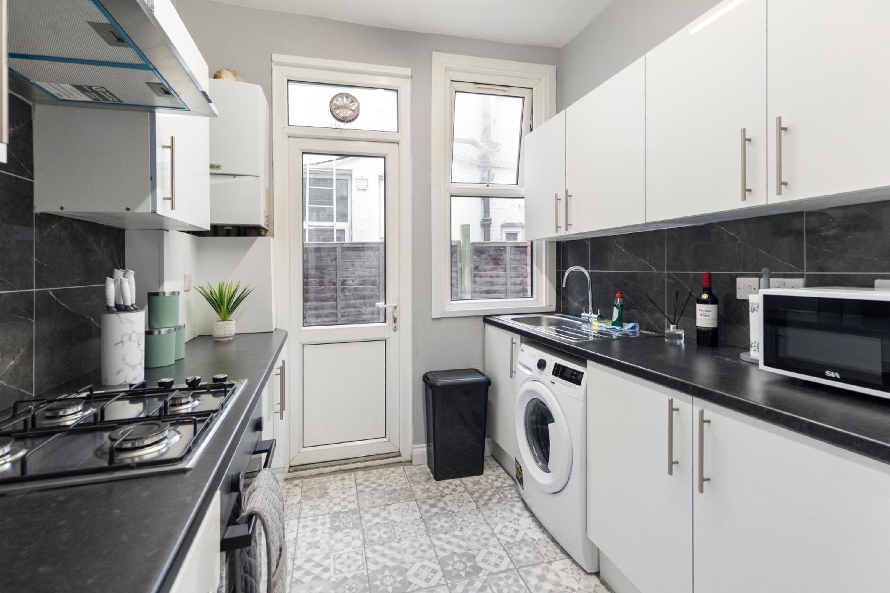 Bright & Spacious London Flat - Sleeps 9