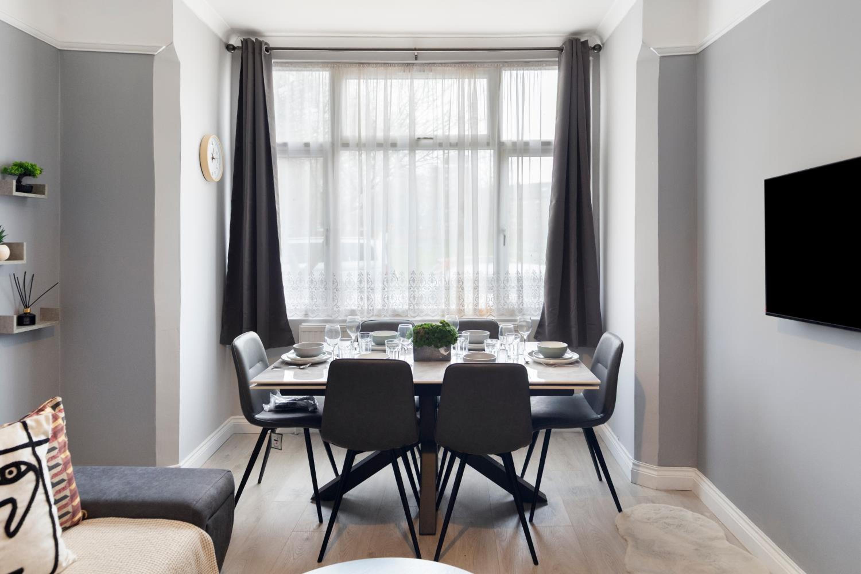 Bright & Spacious London Flat - Sleeps 9