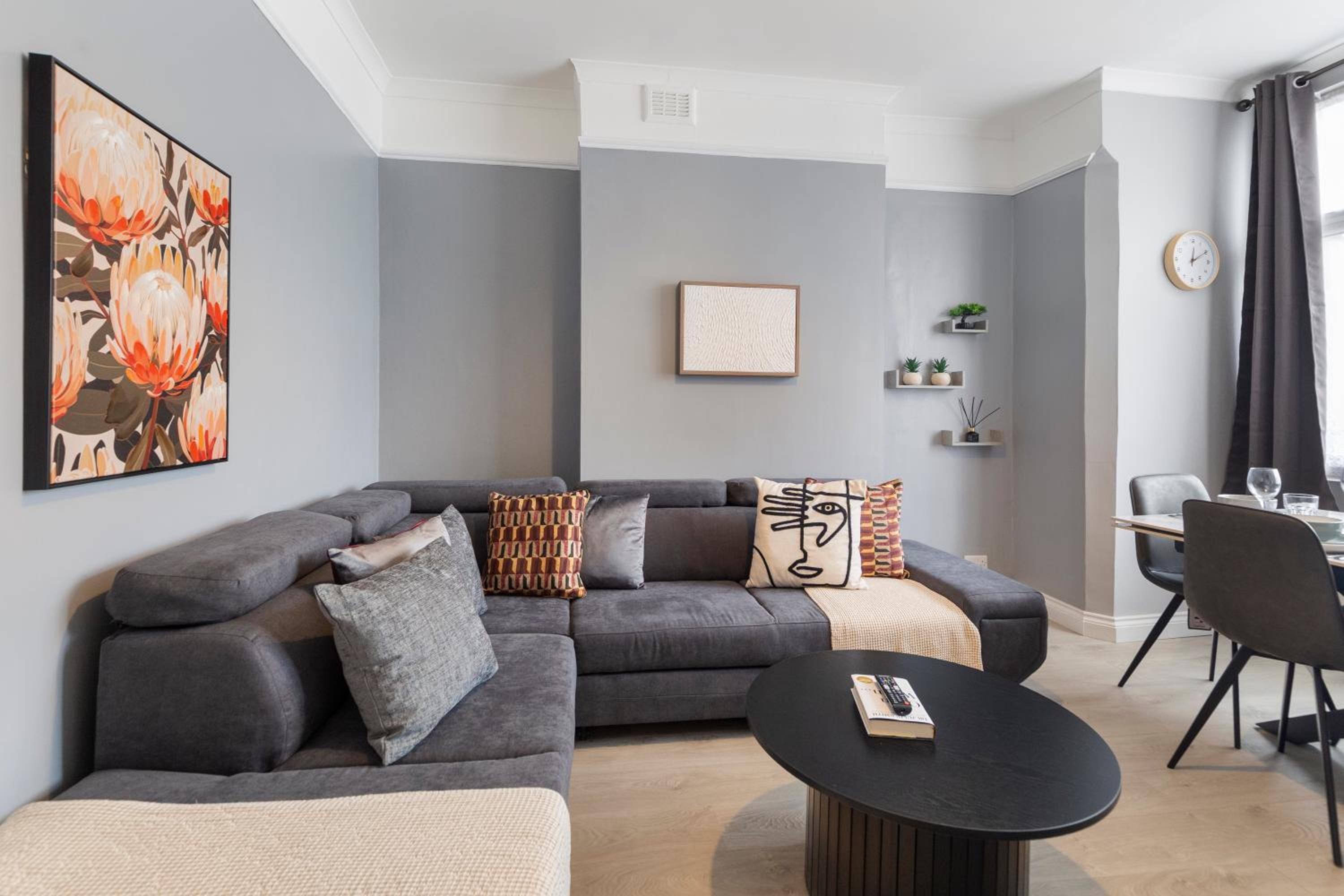 Bright & Spacious London Flat - Sleeps 9