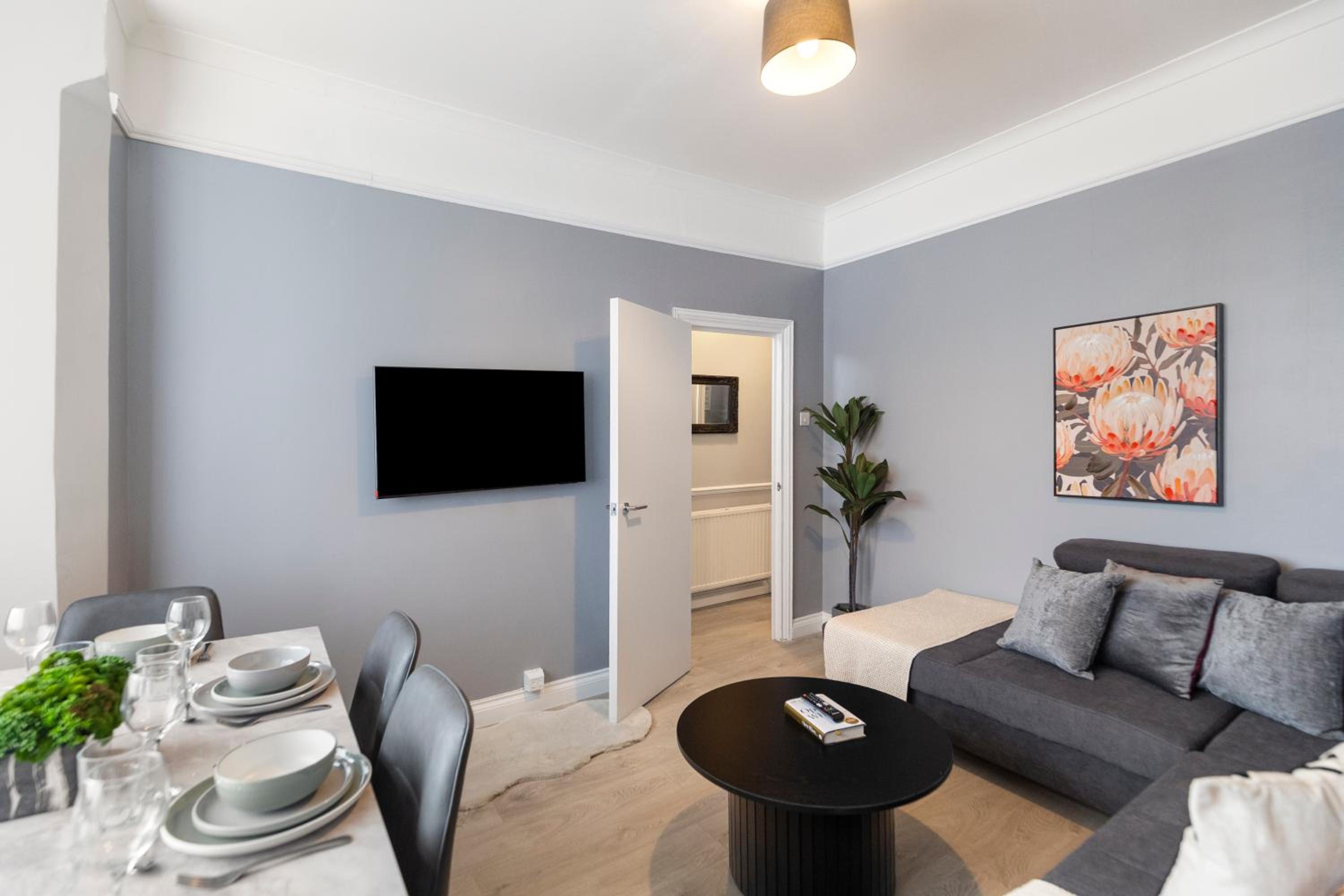 Bright & Spacious London Flat - Sleeps 9