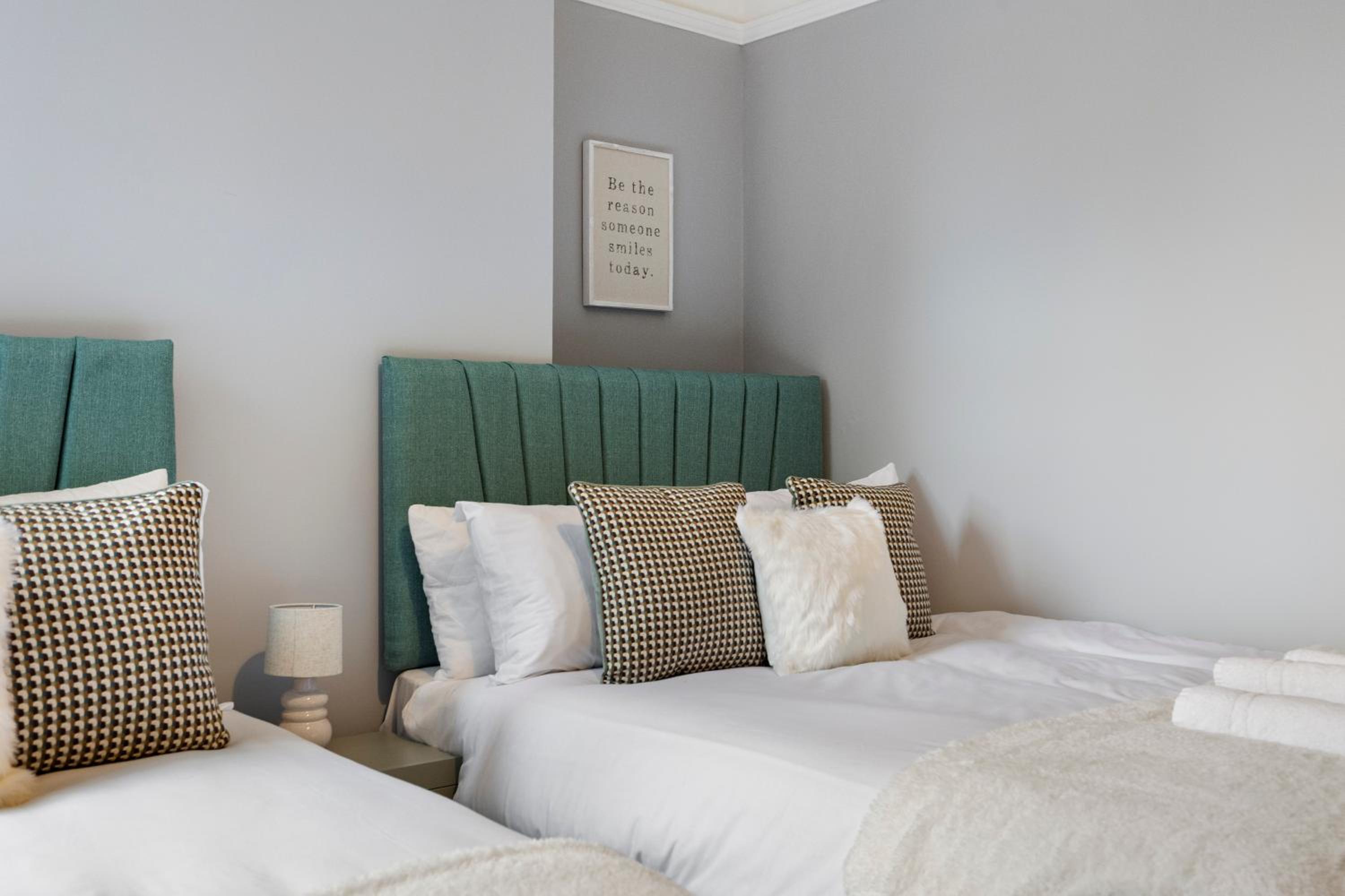 Bright & Spacious London Flat - Sleeps 9