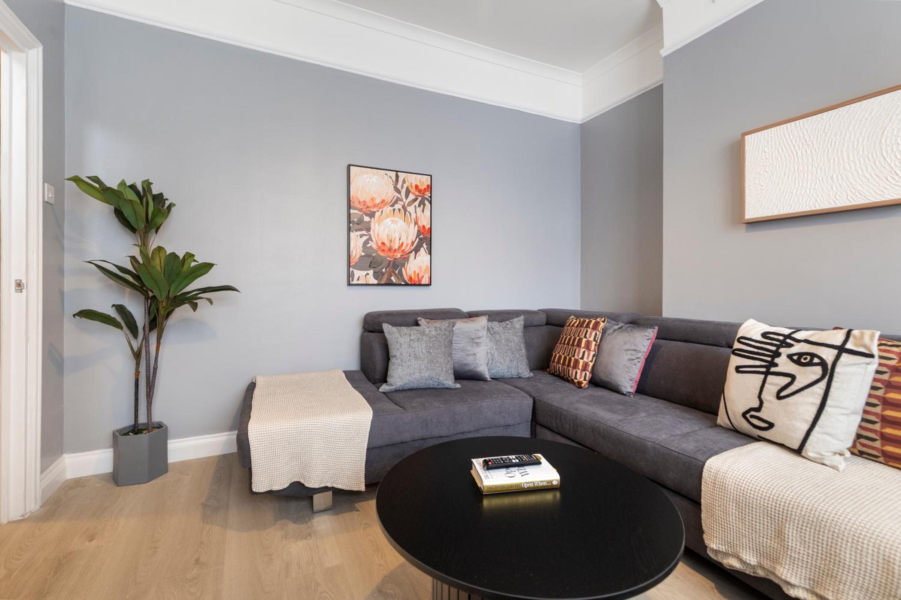 Bright & Spacious London Flat - Sleeps 9