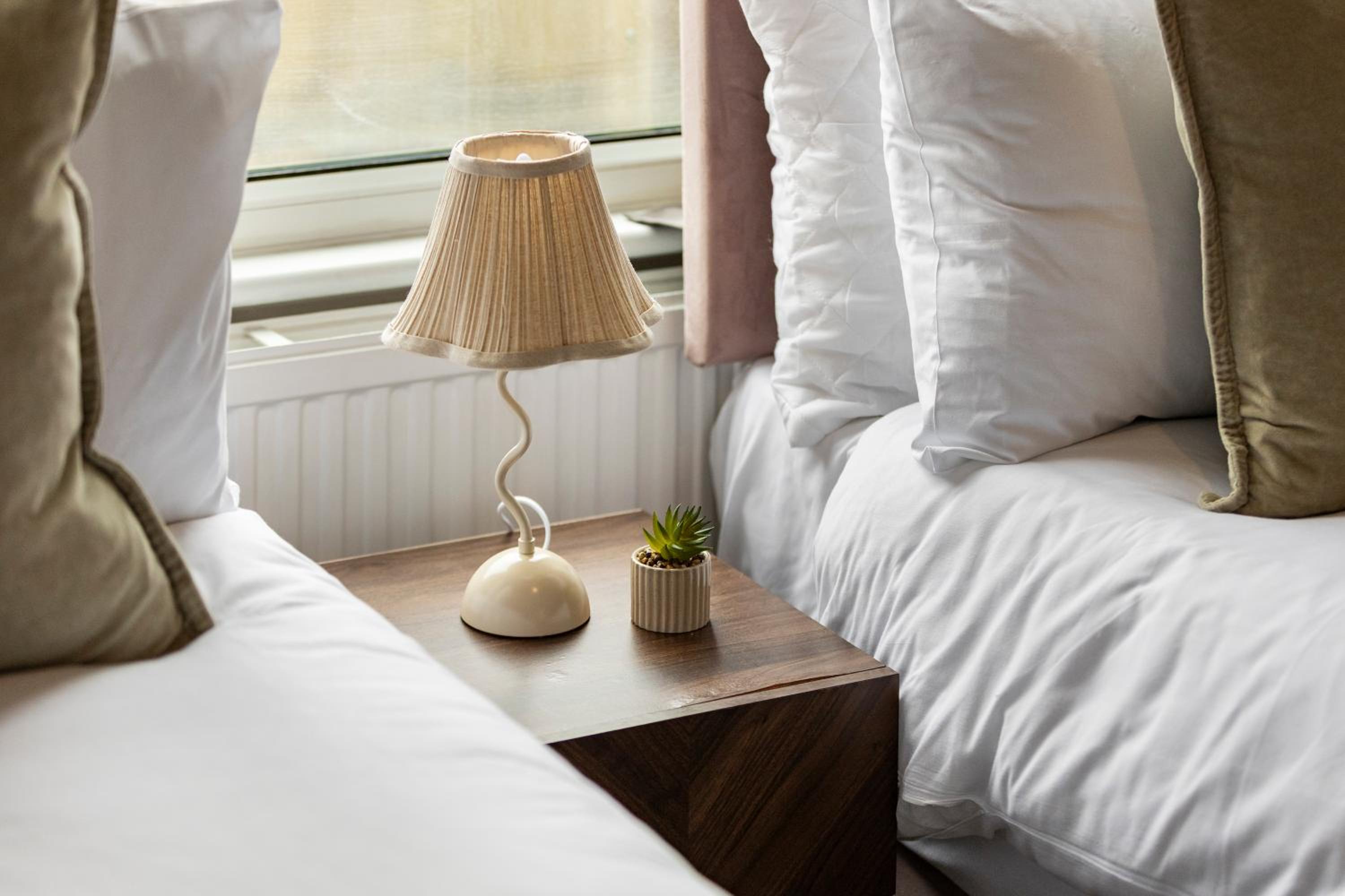 Bright & Spacious London Flat - Sleeps 9