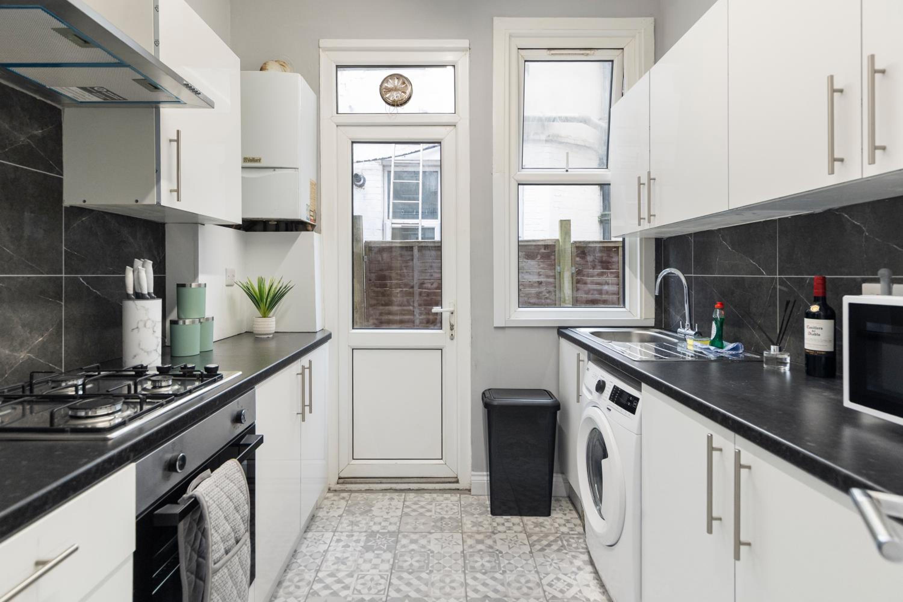 Bright & Spacious London Flat - Sleeps 9