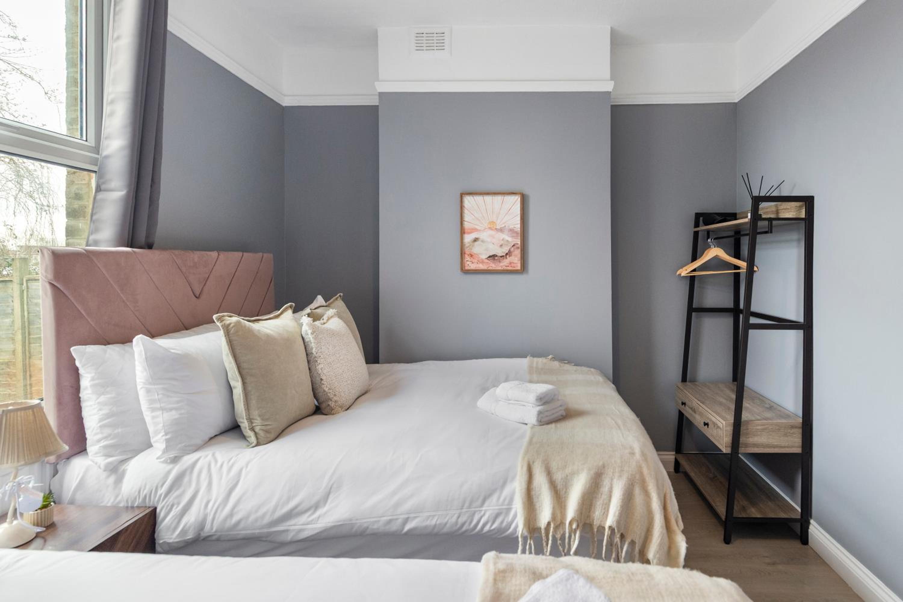 Bright & Spacious London Flat - Sleeps 9