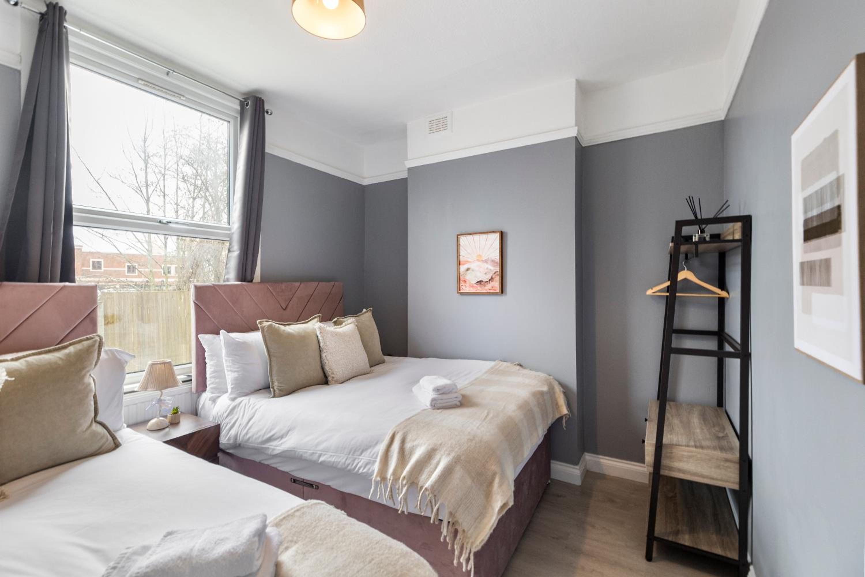 Bright & Spacious London Flat - Sleeps 9