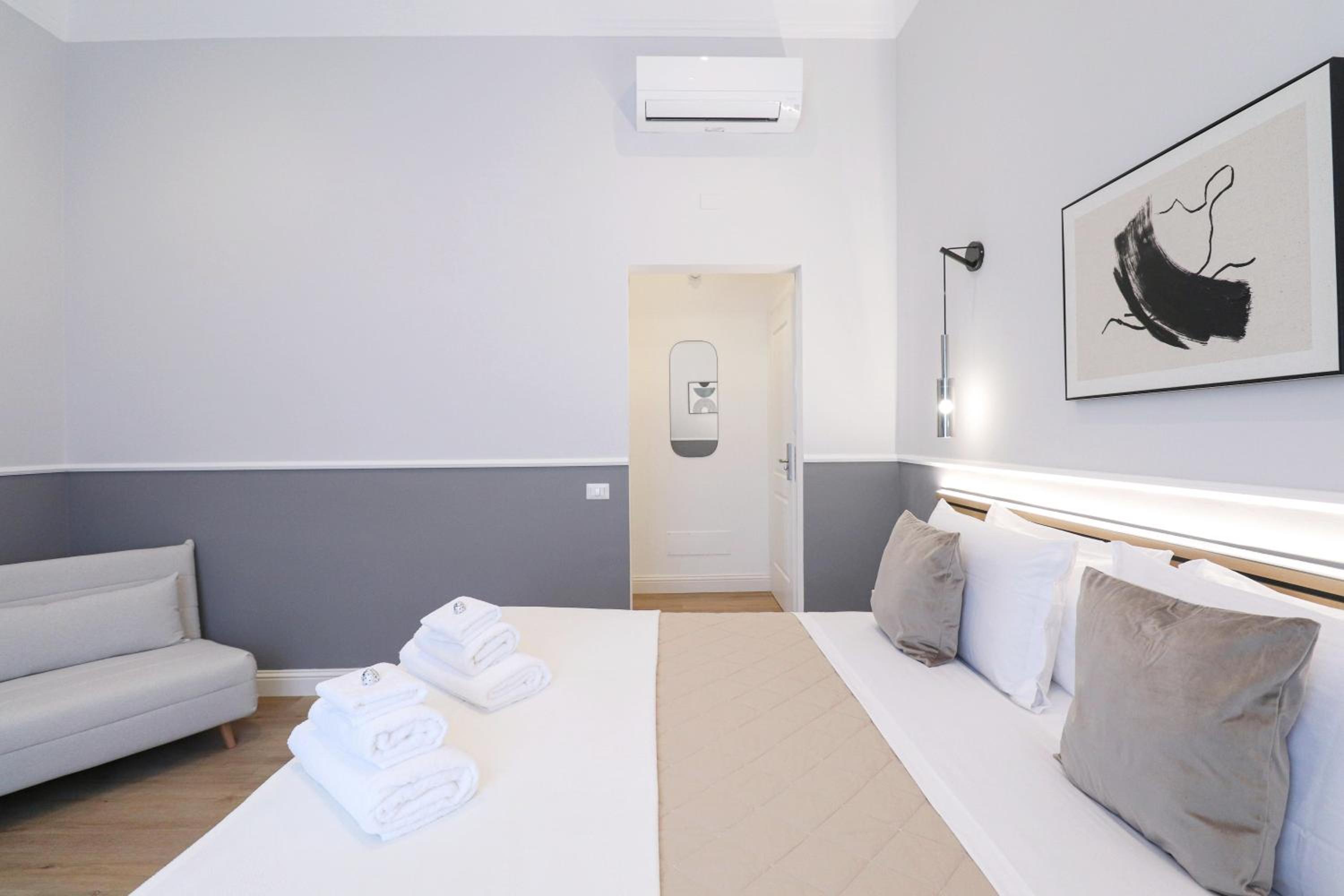 St Peter & Vatican Luxury Suites - Boutique Suites in Rome Centre & Vatican - AC, Wifi & Metro 5 min
