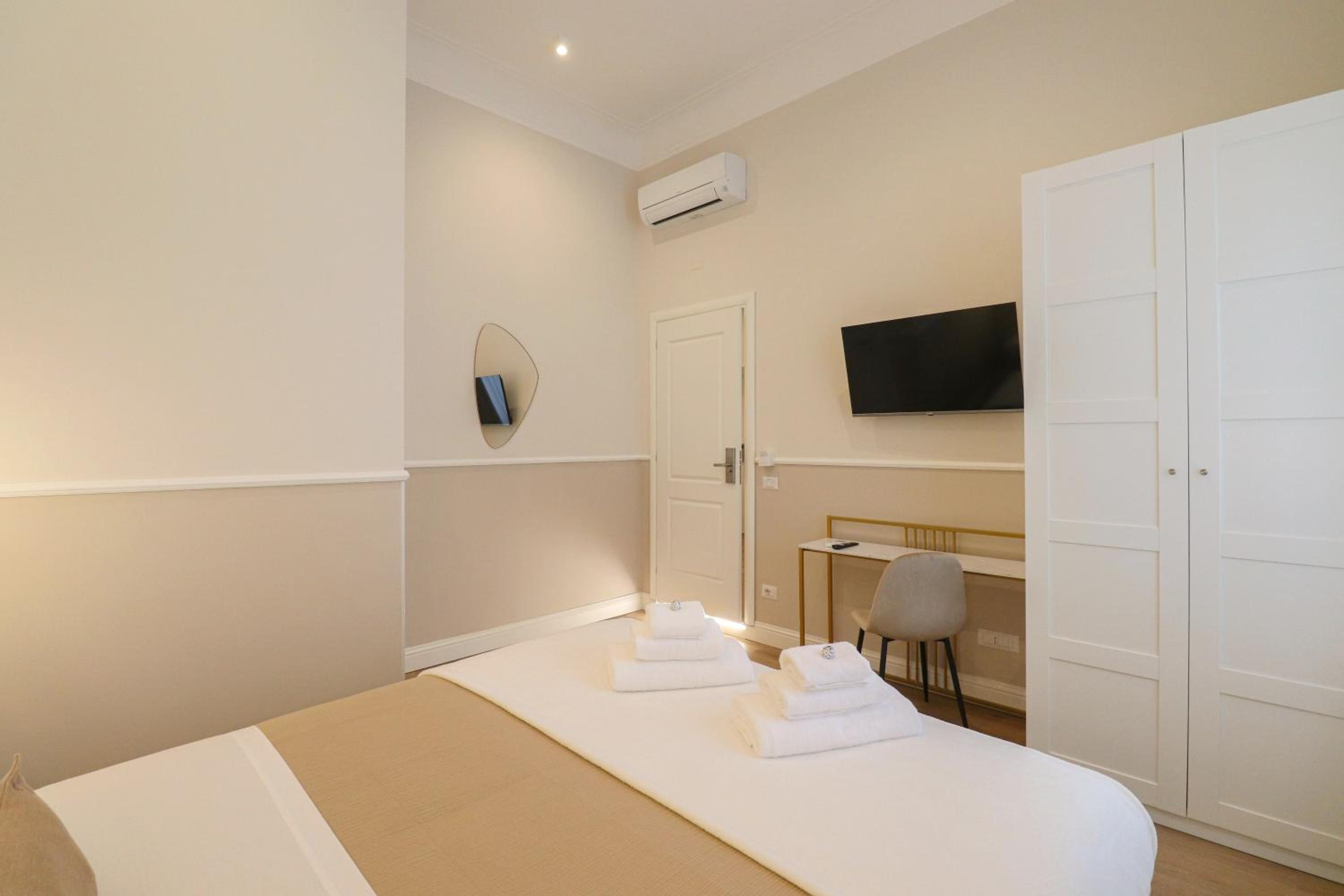 St Peter & Vatican Luxury Suites - Boutique Suites in Rome Centre & Vatican - AC, Wifi & Metro 5 min