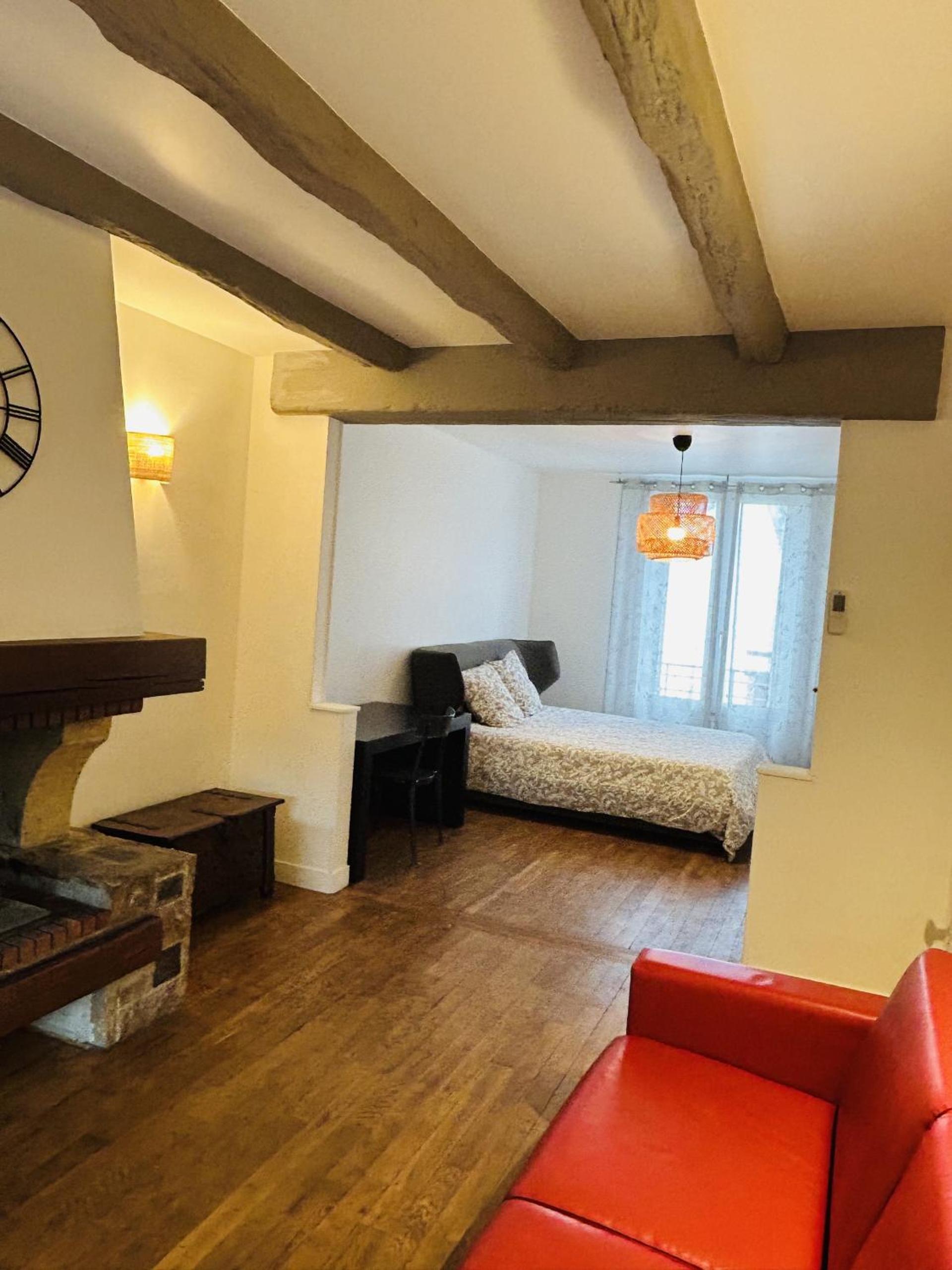 Grand Paris Cozy Stay Private Studios and Apartment Quick Access to Paris