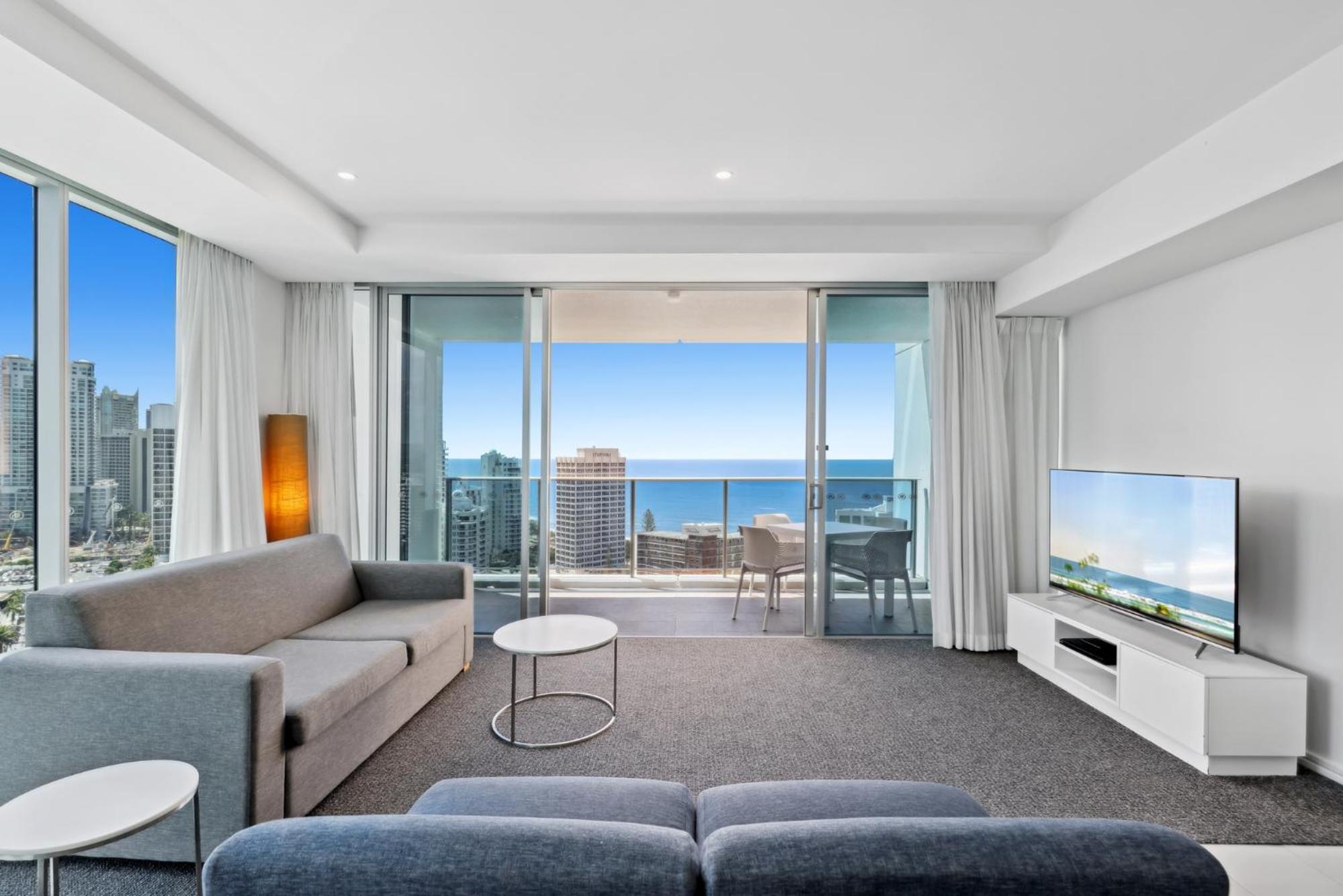 Modern 2-Bed with Pool Access in Surfers Paradise