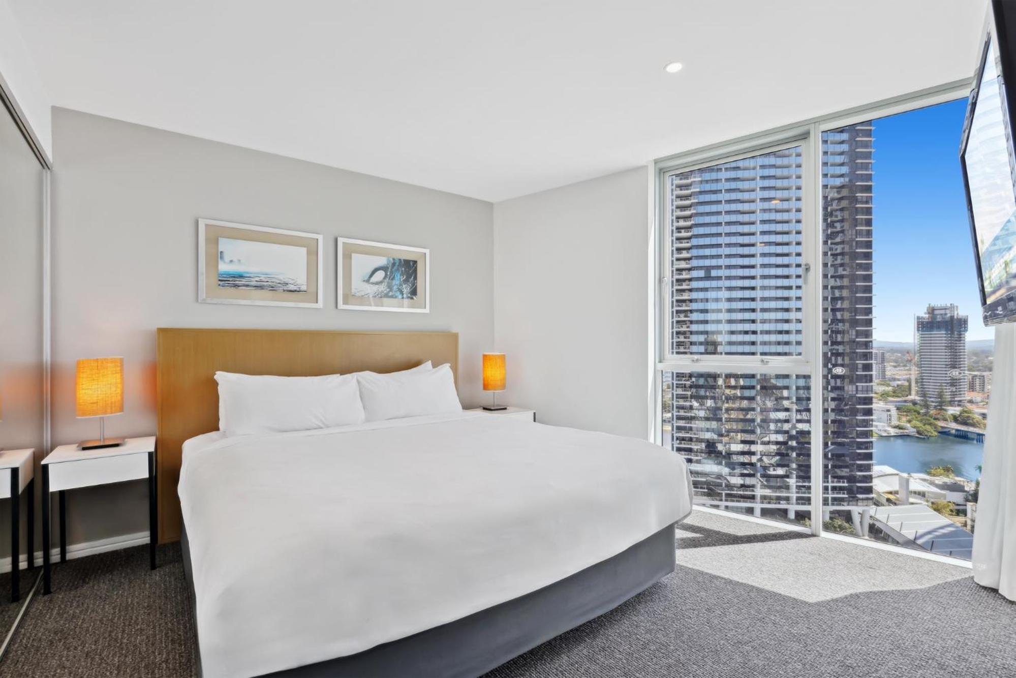 Modern 2-Bed with Pool Access in Surfers Paradise