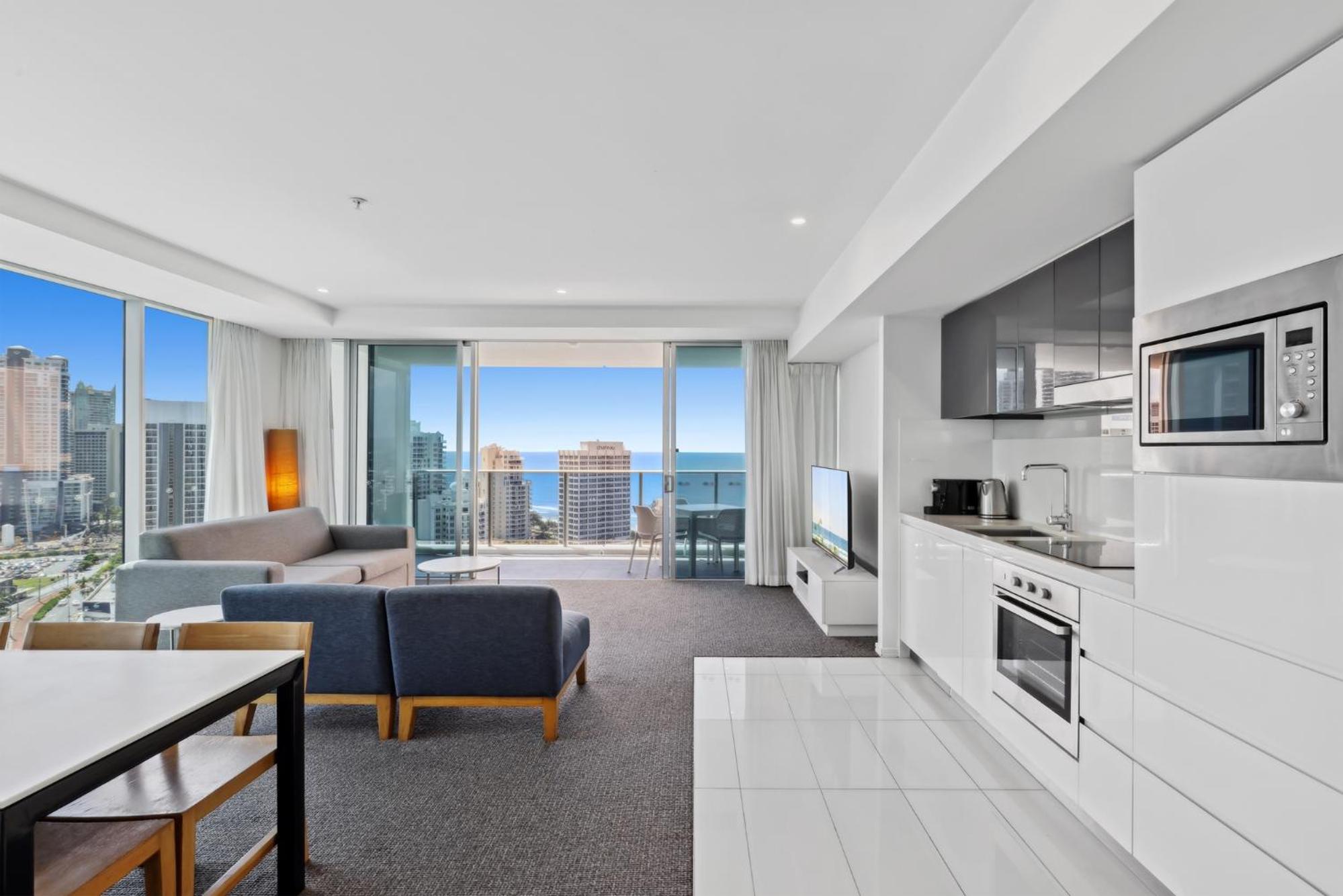 Modern 2-Bed with Pool Access in Surfers Paradise