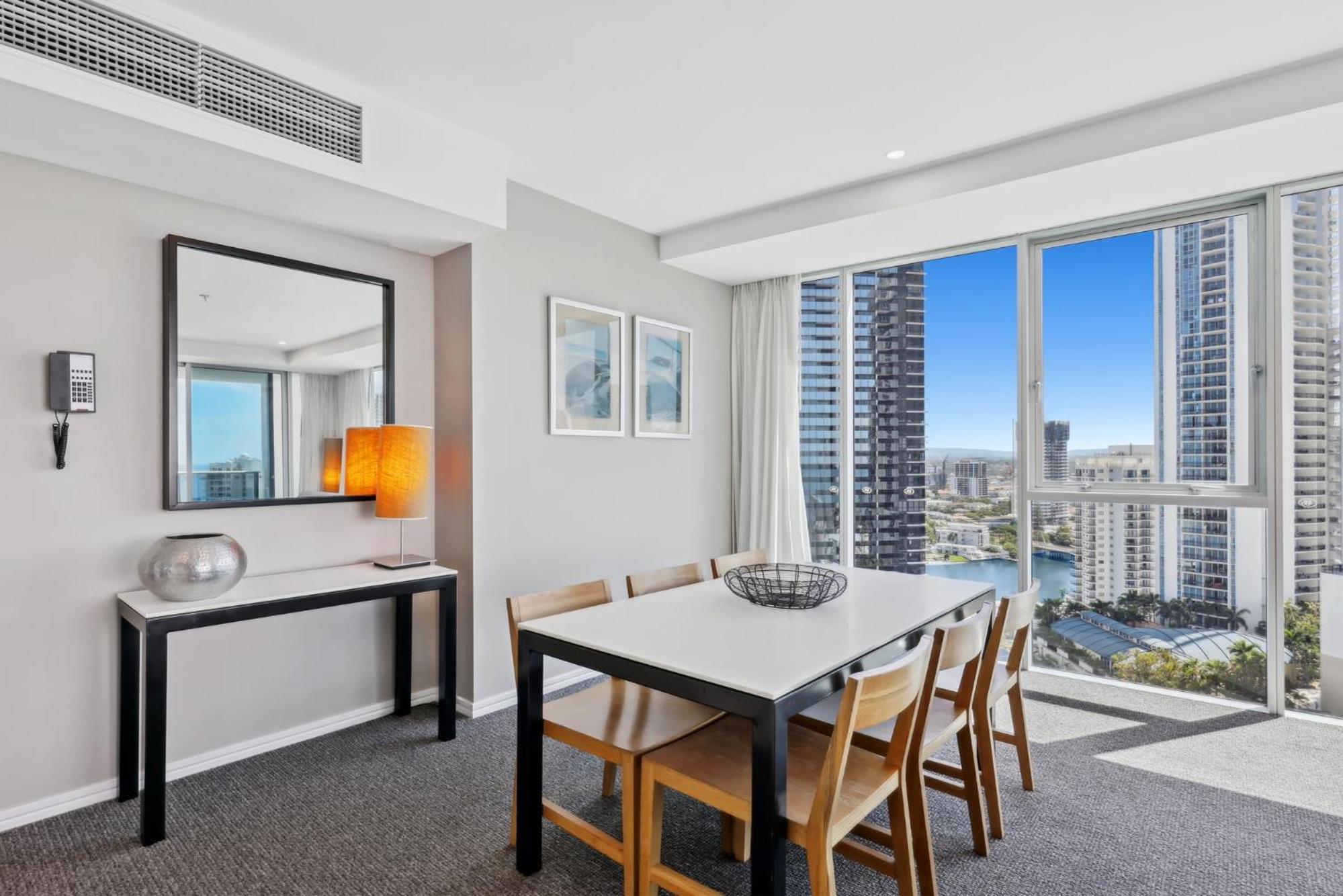 Modern 2-Bed with Pool Access in Surfers Paradise