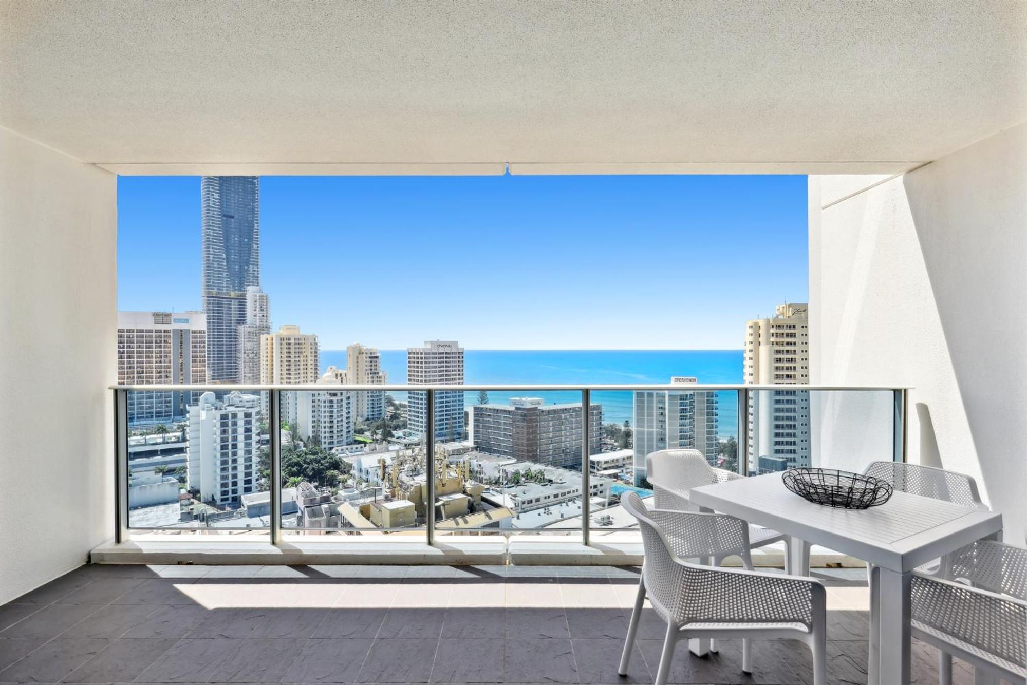 Modern 2-Bed with Pool Access in Surfers Paradise