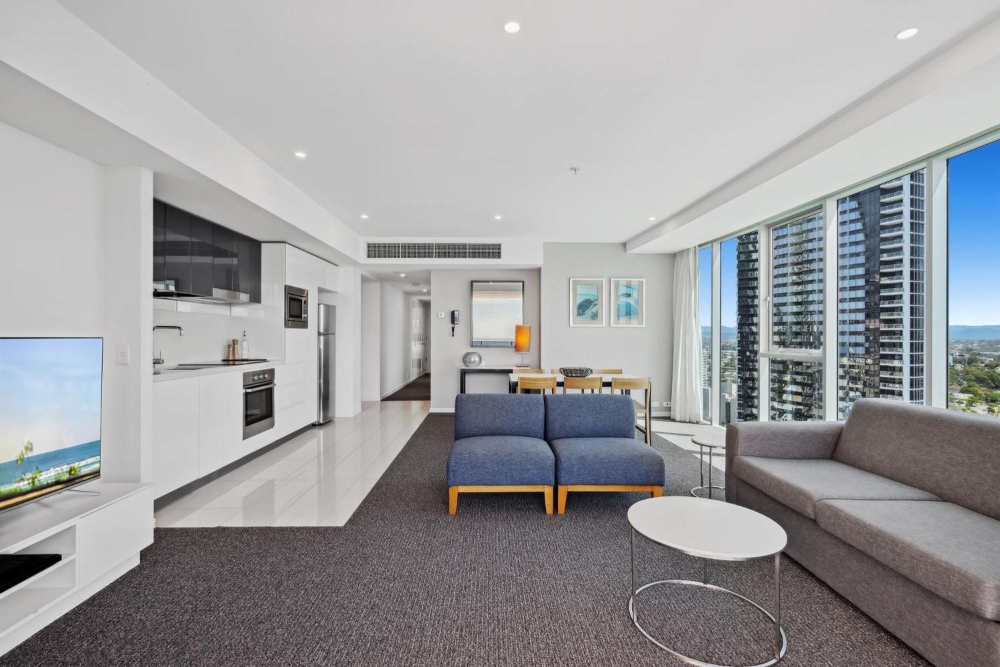 Modern 2-Bed with Pool Access in Surfers Paradise