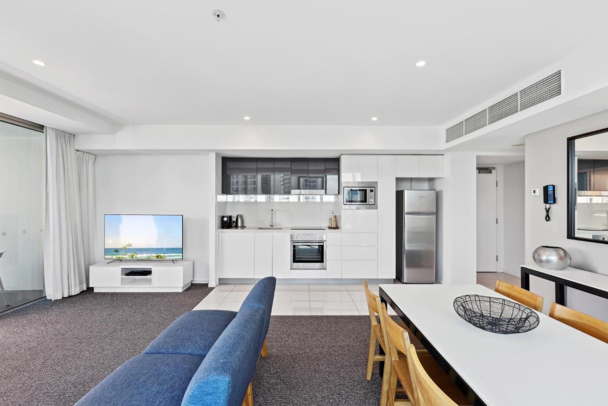 Modern 2-Bed with Pool Access in Surfers Paradise