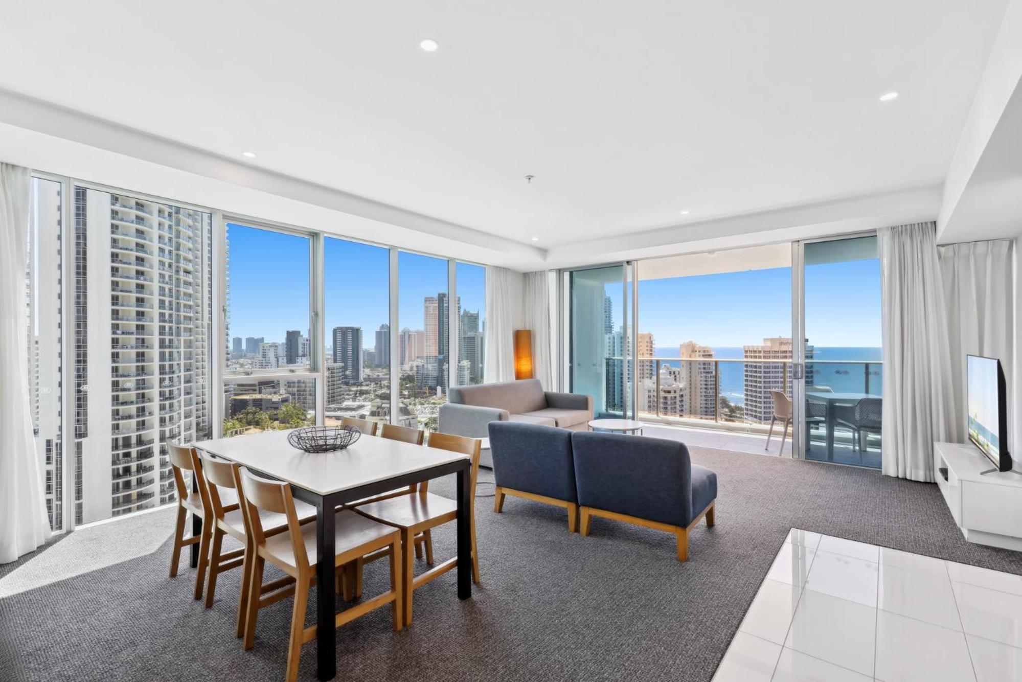 Modern 2-Bed with Pool Access in Surfers Paradise