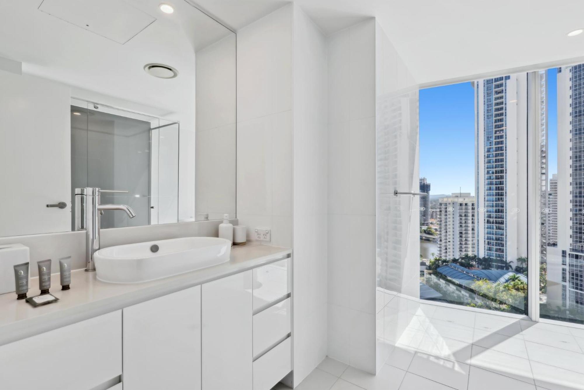 Modern 2-Bed with Pool Access in Surfers Paradise