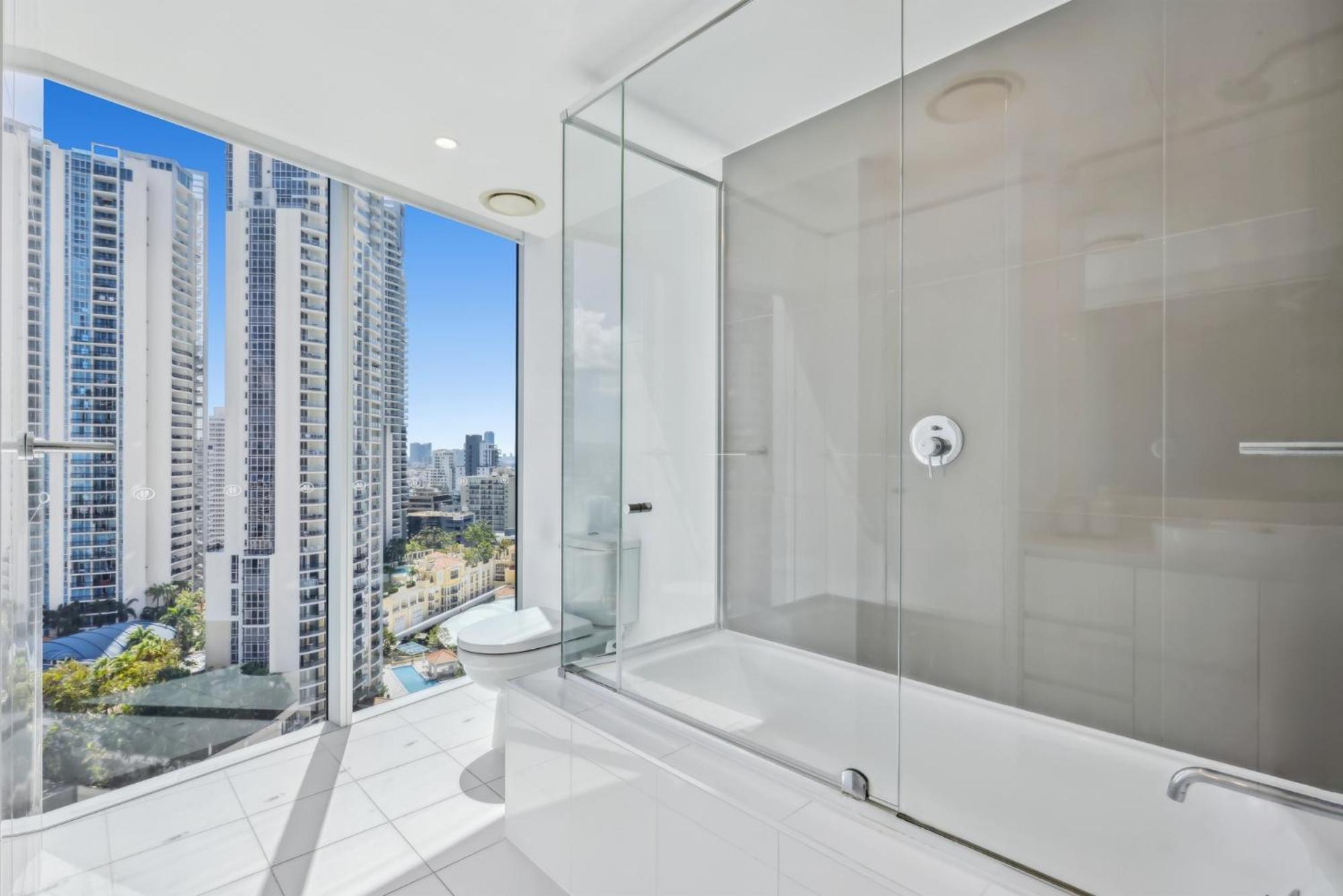 Modern 2-Bed with Pool Access in Surfers Paradise