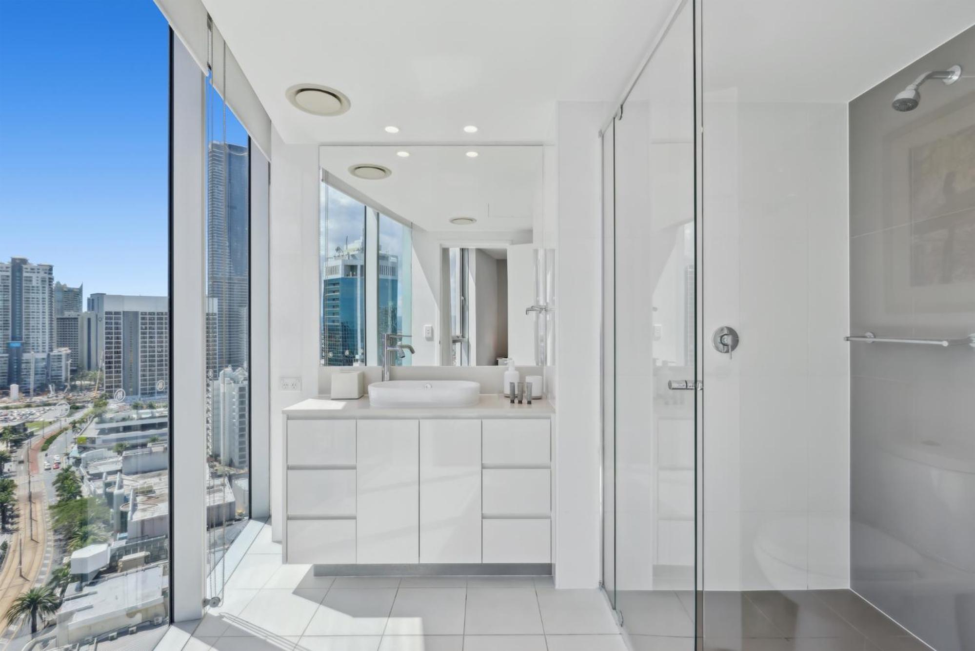 Modern 2-Bed with Pool Access in Surfers Paradise