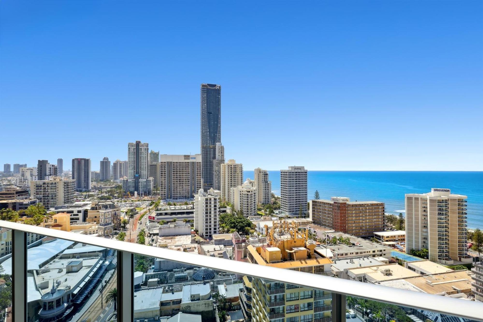 Modern 2-Bed with Pool Access in Surfers Paradise
