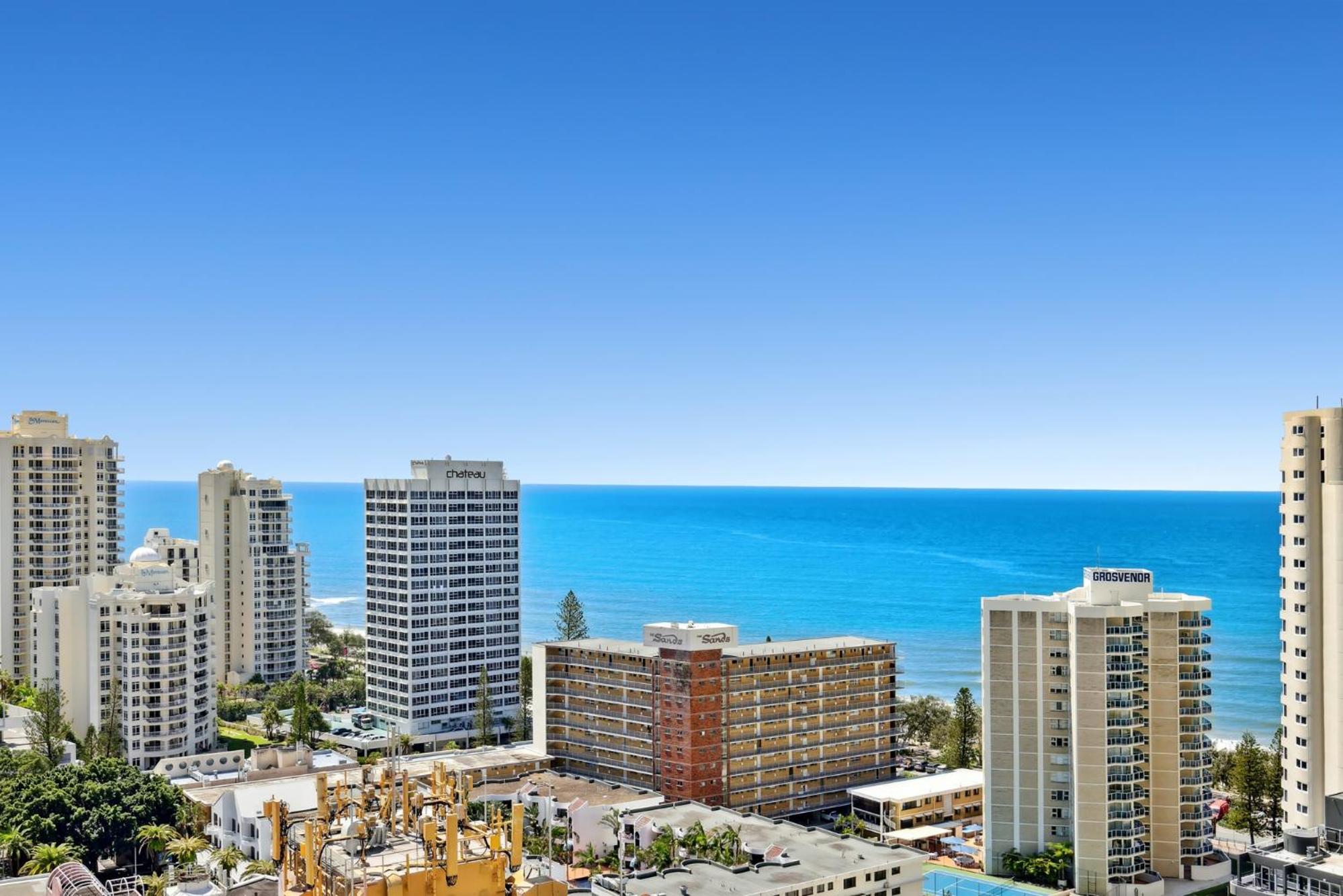 Modern 2-Bed with Pool Access in Surfers Paradise