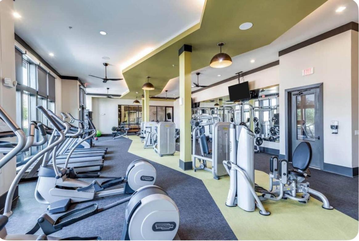 Stylish 1BR Retreat with Pool & Gym